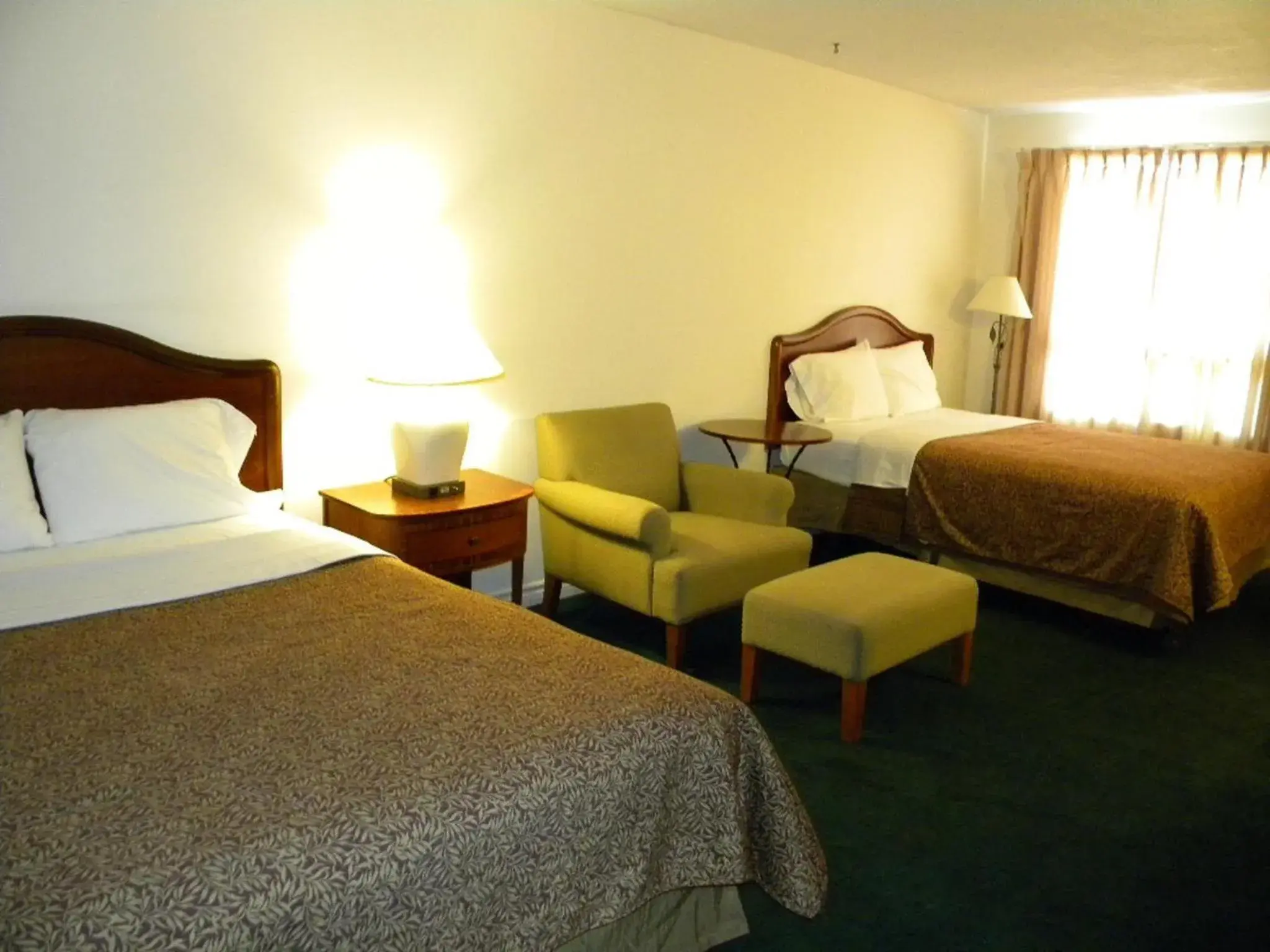 Photo of the whole room, Bed in Fairway Inn by the Falls