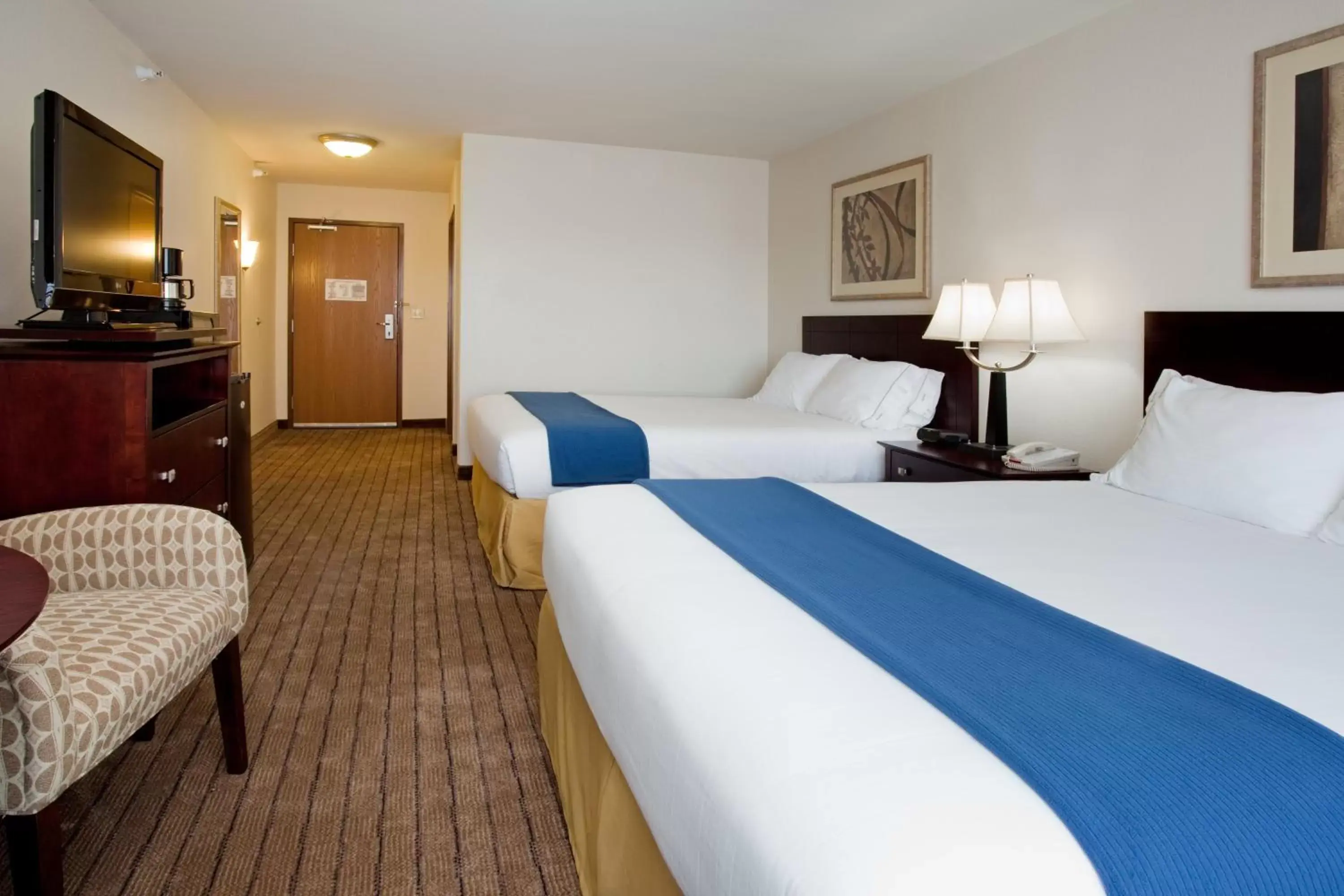 Photo of the whole room, Bed in Holiday Inn Express & Suites Buffalo, an IHG Hotel