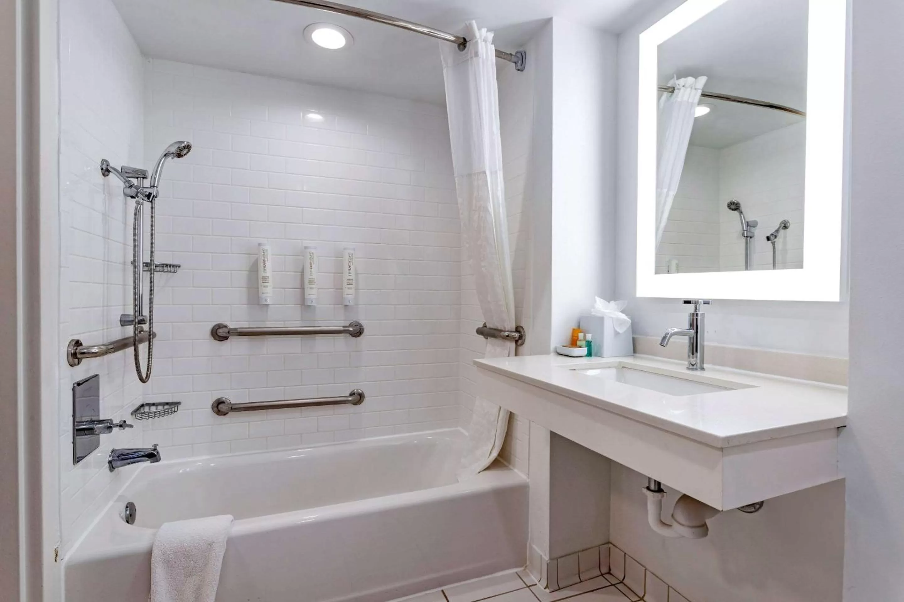 Bedroom, Bathroom in Clarion Pointe Galveston Seawall