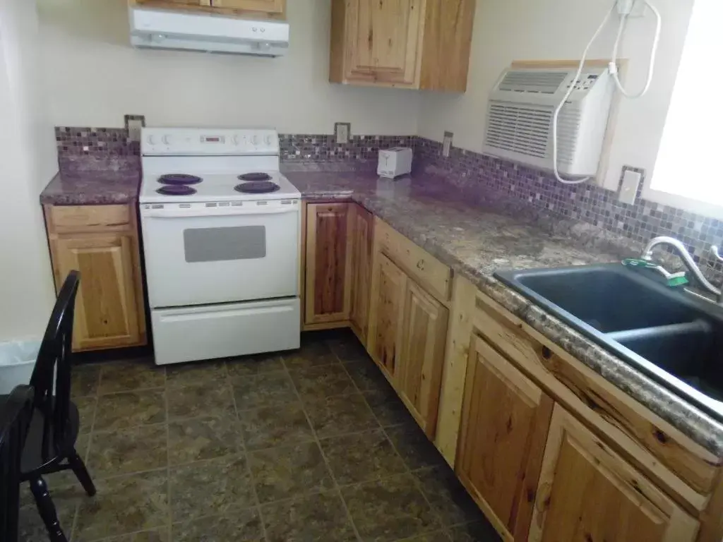 Kitchen/Kitchenette in Yellowstone Motel