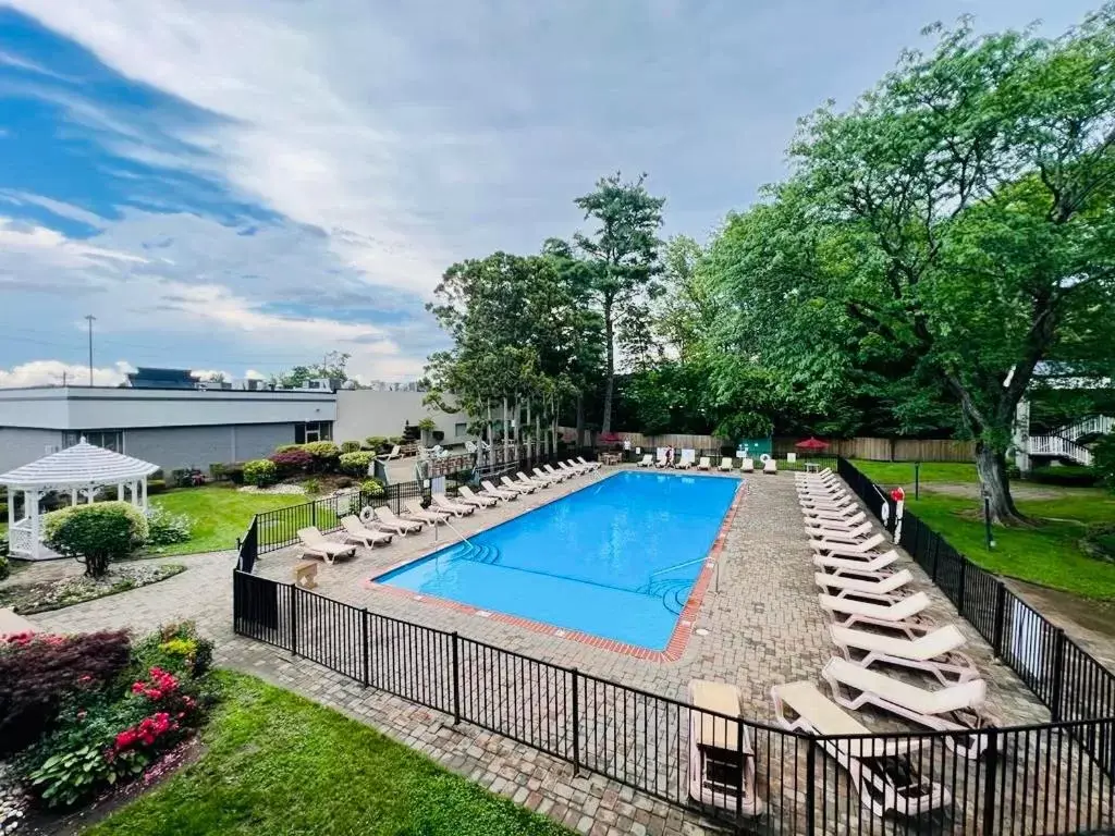 Swimming pool in Quality Inn Wayne - Fairfield Area Swimming pool in Quality Inn Wayne - Fairfield Area