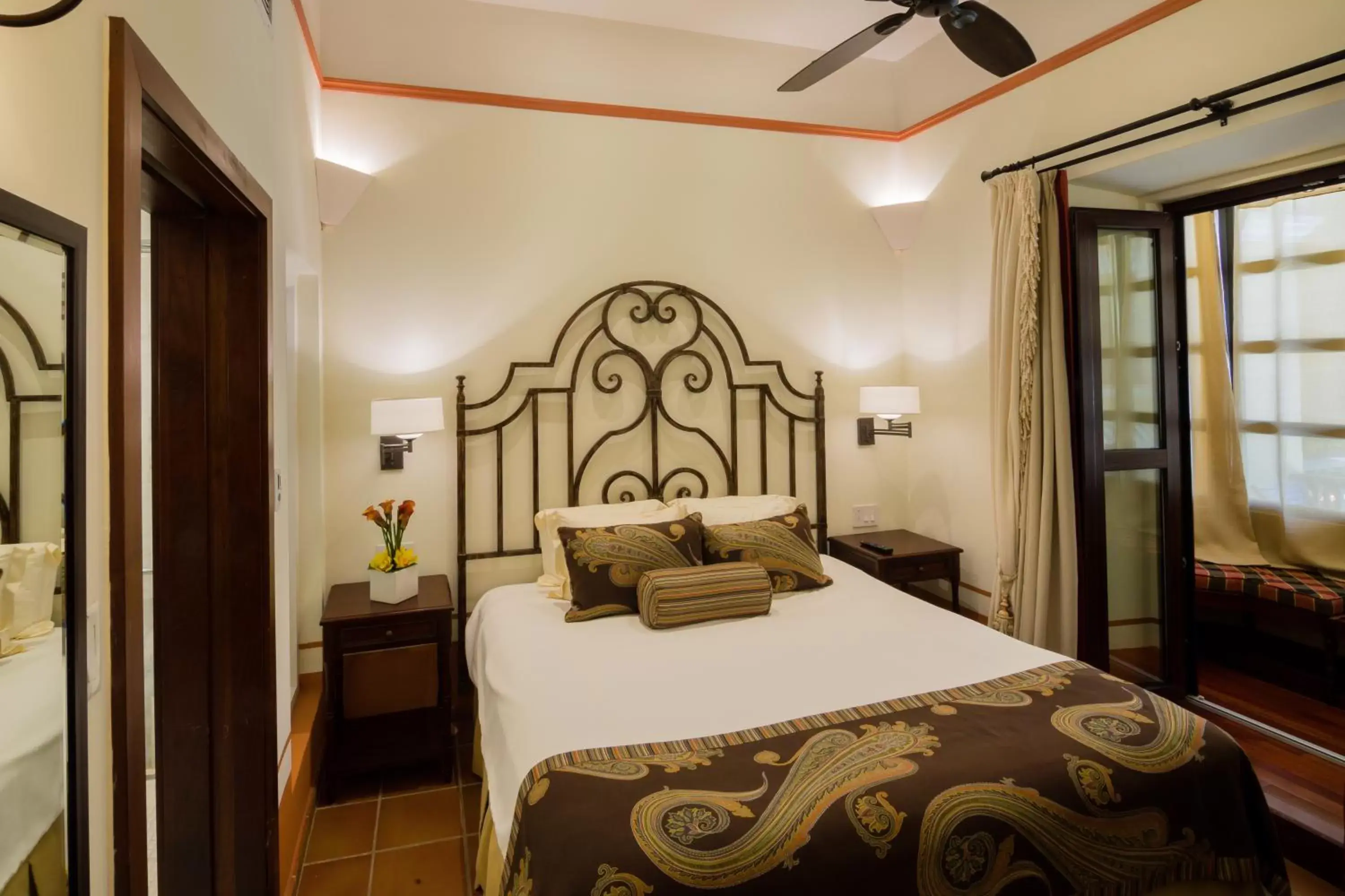 Bedroom, Bed in Hotel El Convento
