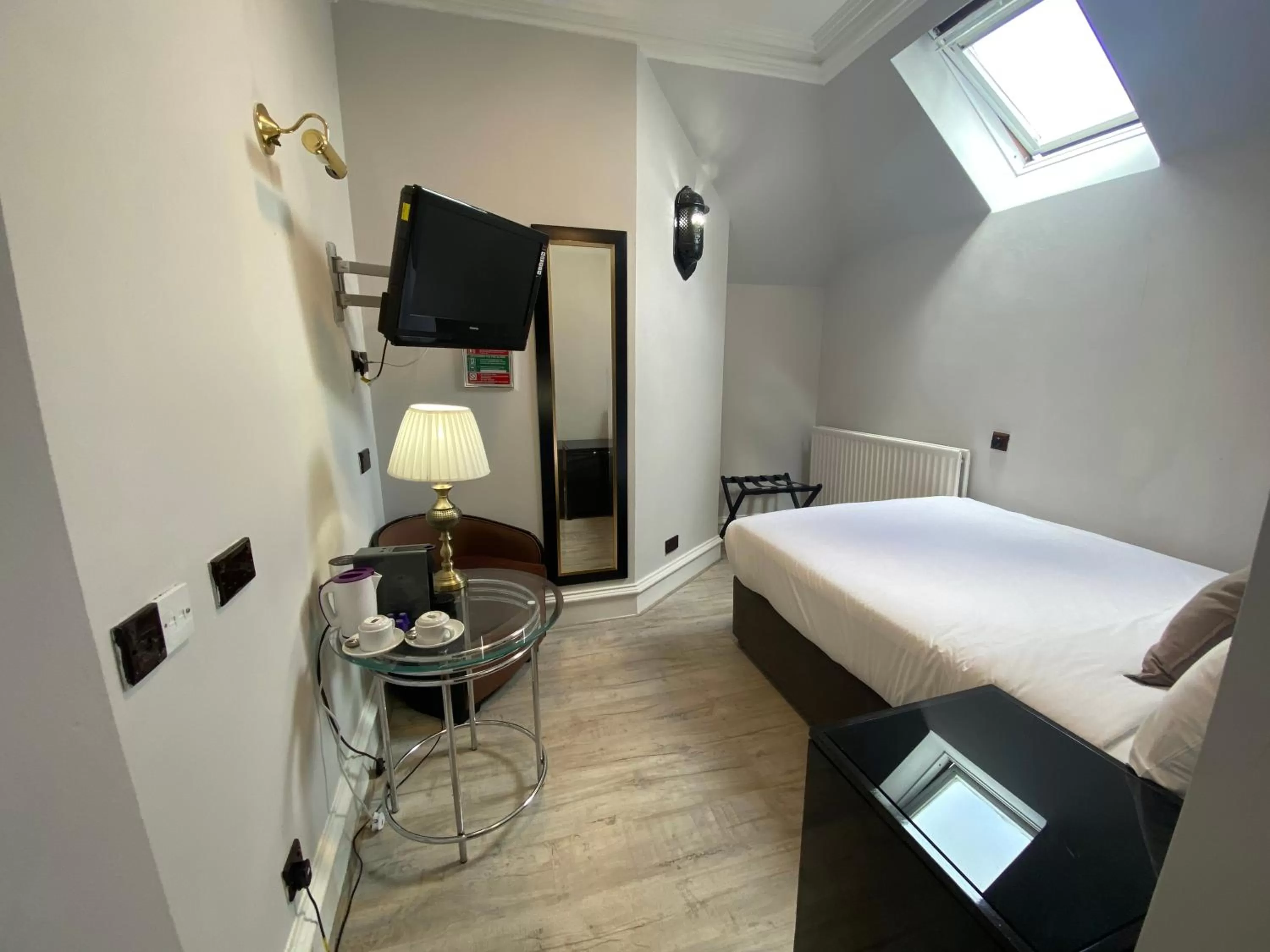 Bedroom, Bed in No6 West Coates