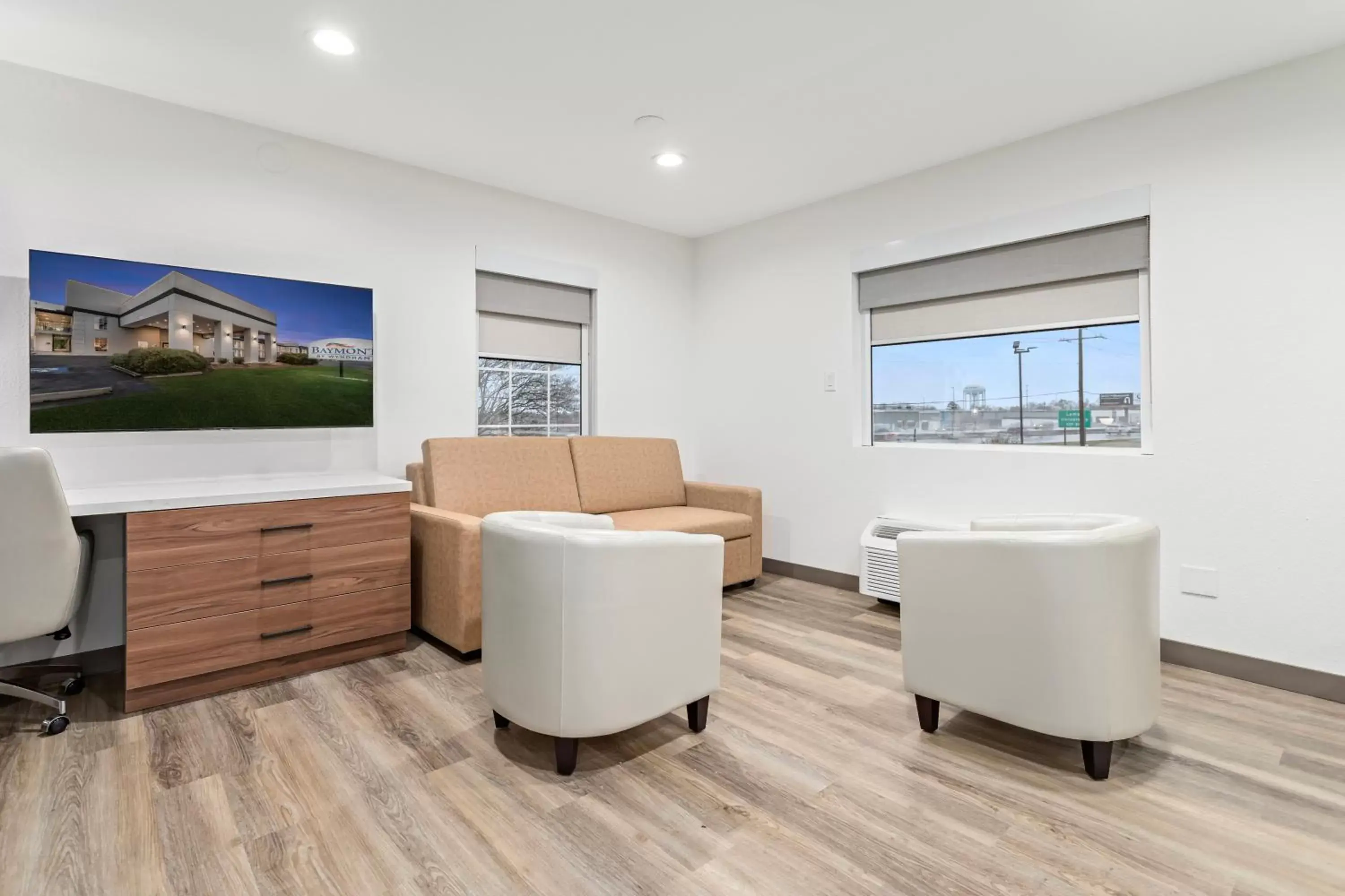 Living room, Seating Area in Baymont by Wyndham Beaumont