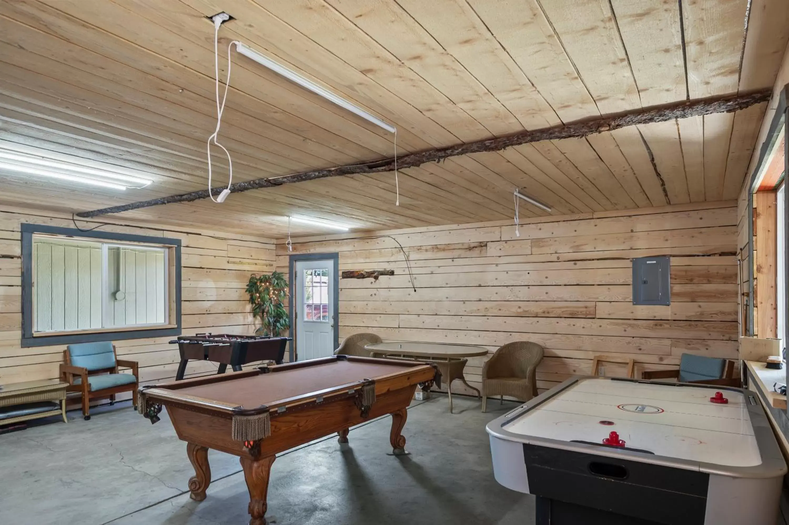 Billiards in Birch Glen Lodge