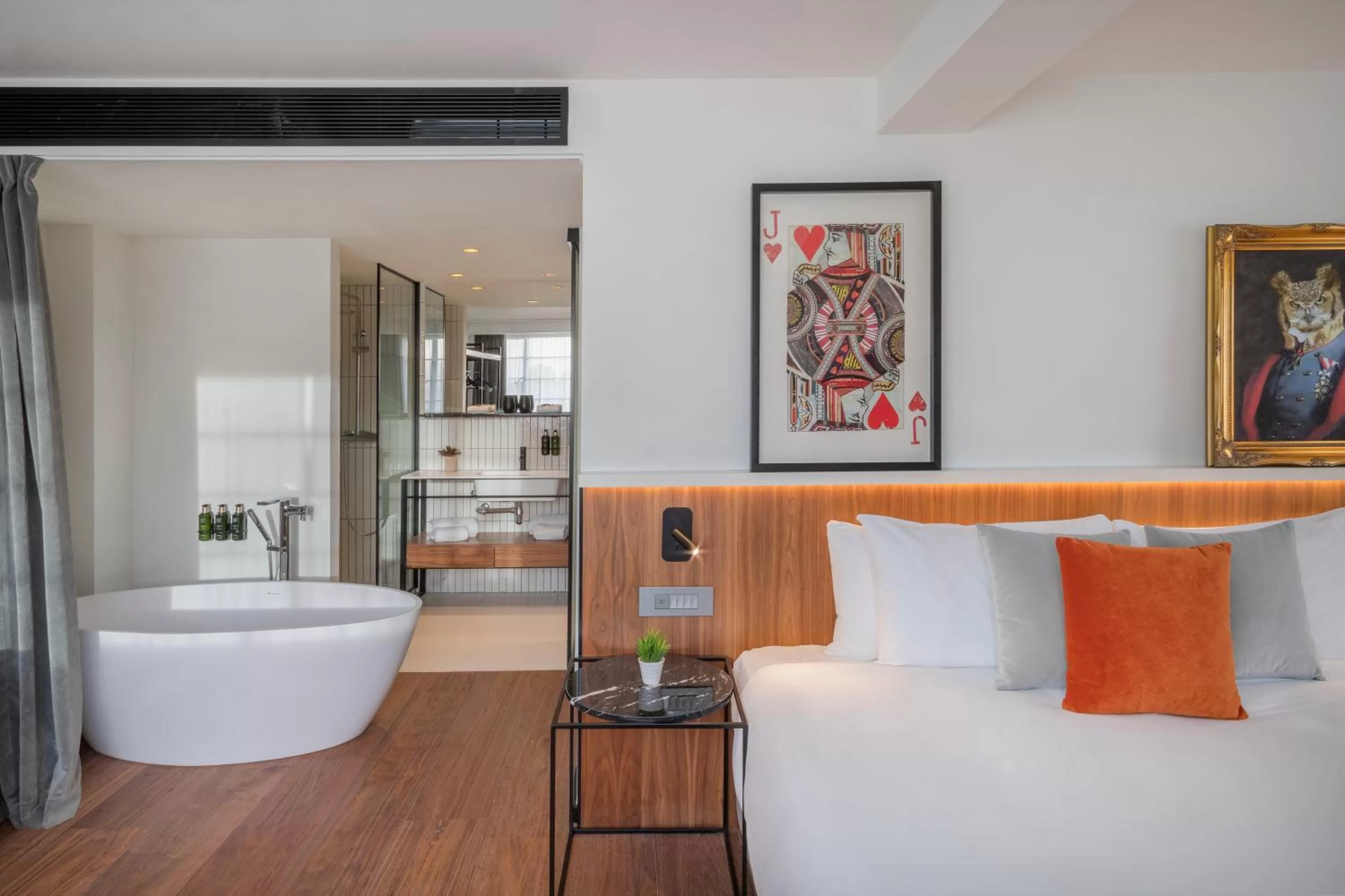 Bathroom, Bed in Melia White House Hotel