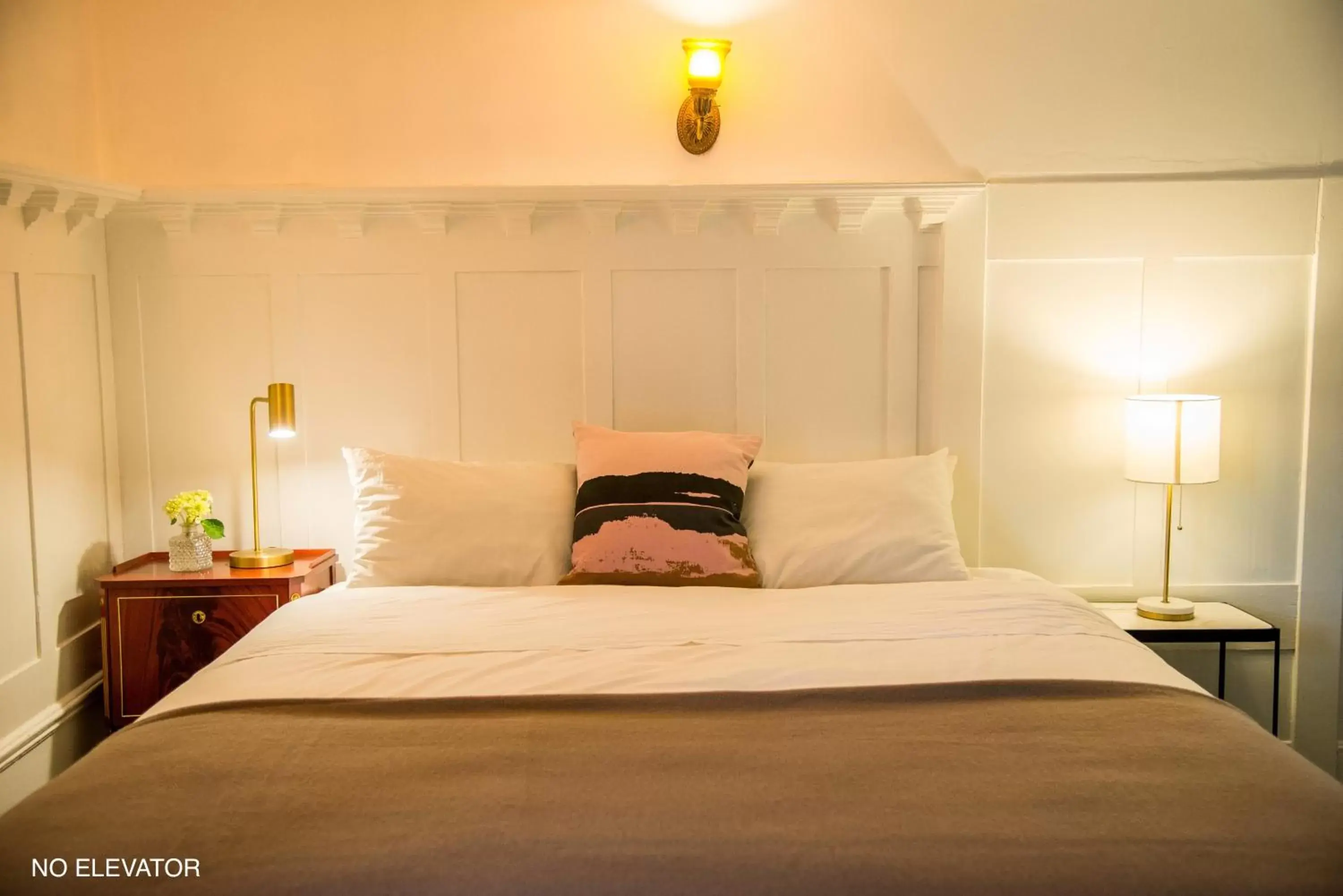 Bed in Cedar Gables Inn