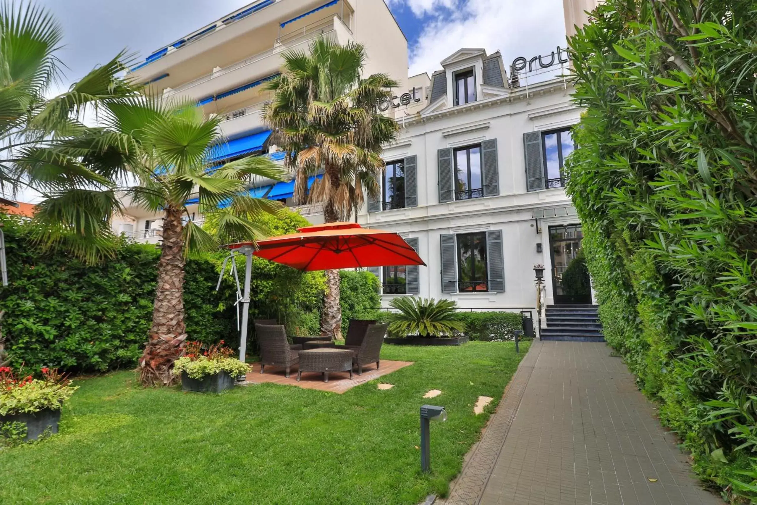 Facade/entrance, Property Building in Villa Pruly Hotel Cannes Centre