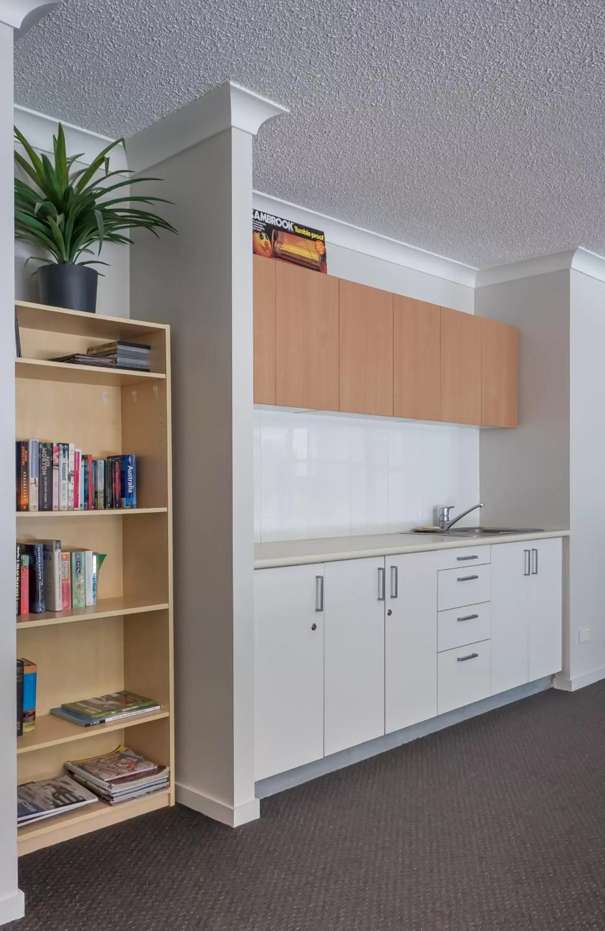 Communal kitchen, Kitchen/Kitchenette in Inn on the Park Apartments