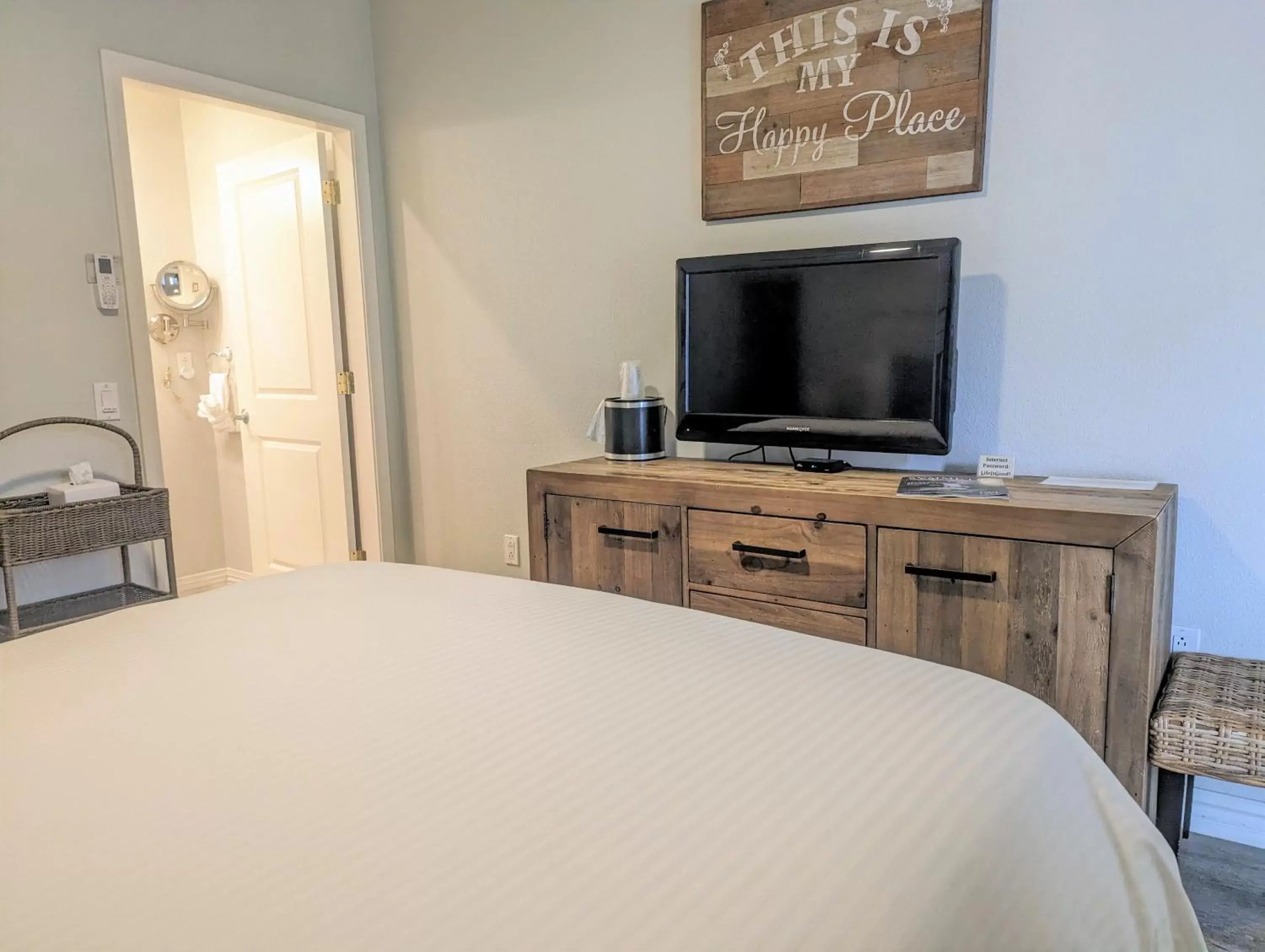 Bedroom, TV/Entertainment Center in Capitola Hotel