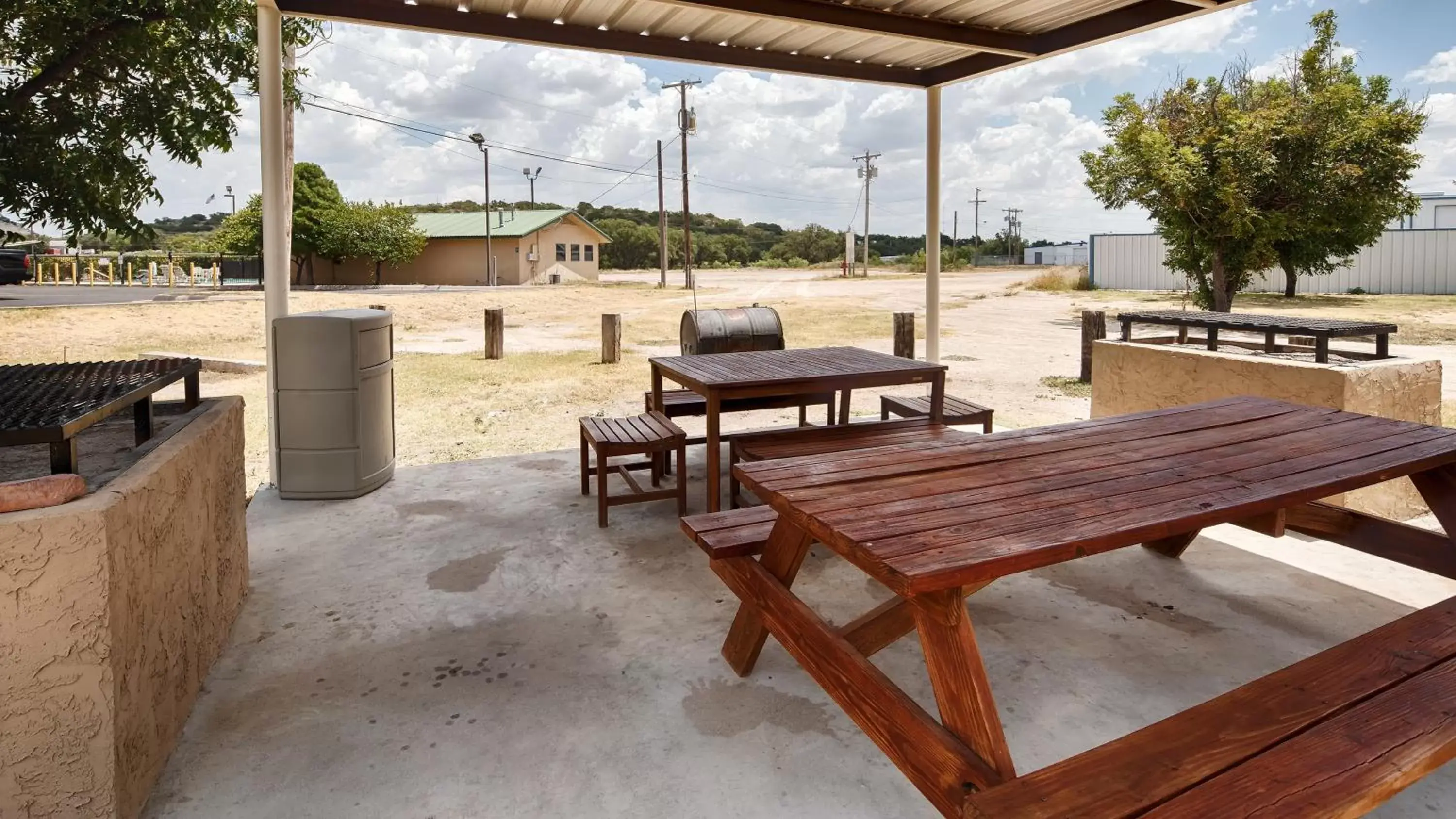 BBQ facilities in SureStay Hotel by Best Western Sonora