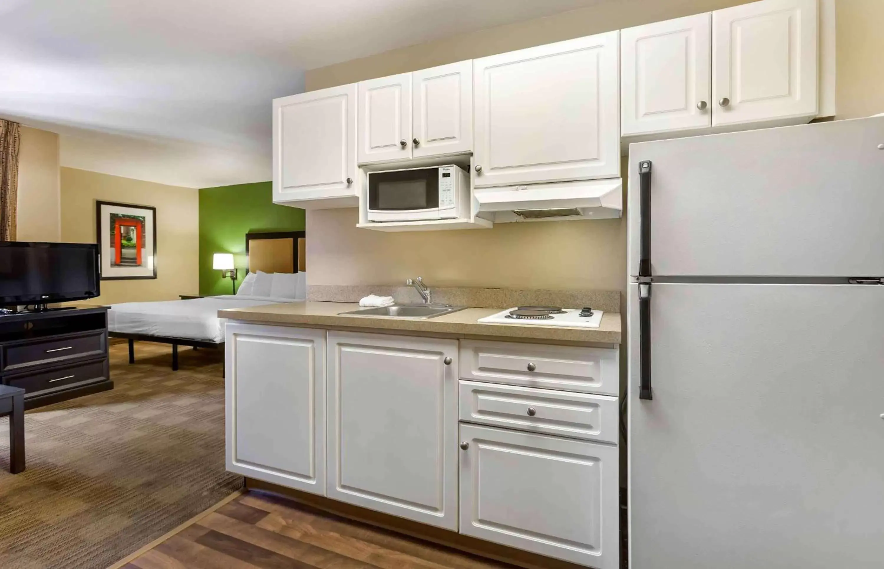 Bedroom, Kitchen/Kitchenette in Extended Stay America Suites - Phoenix - Biltmore