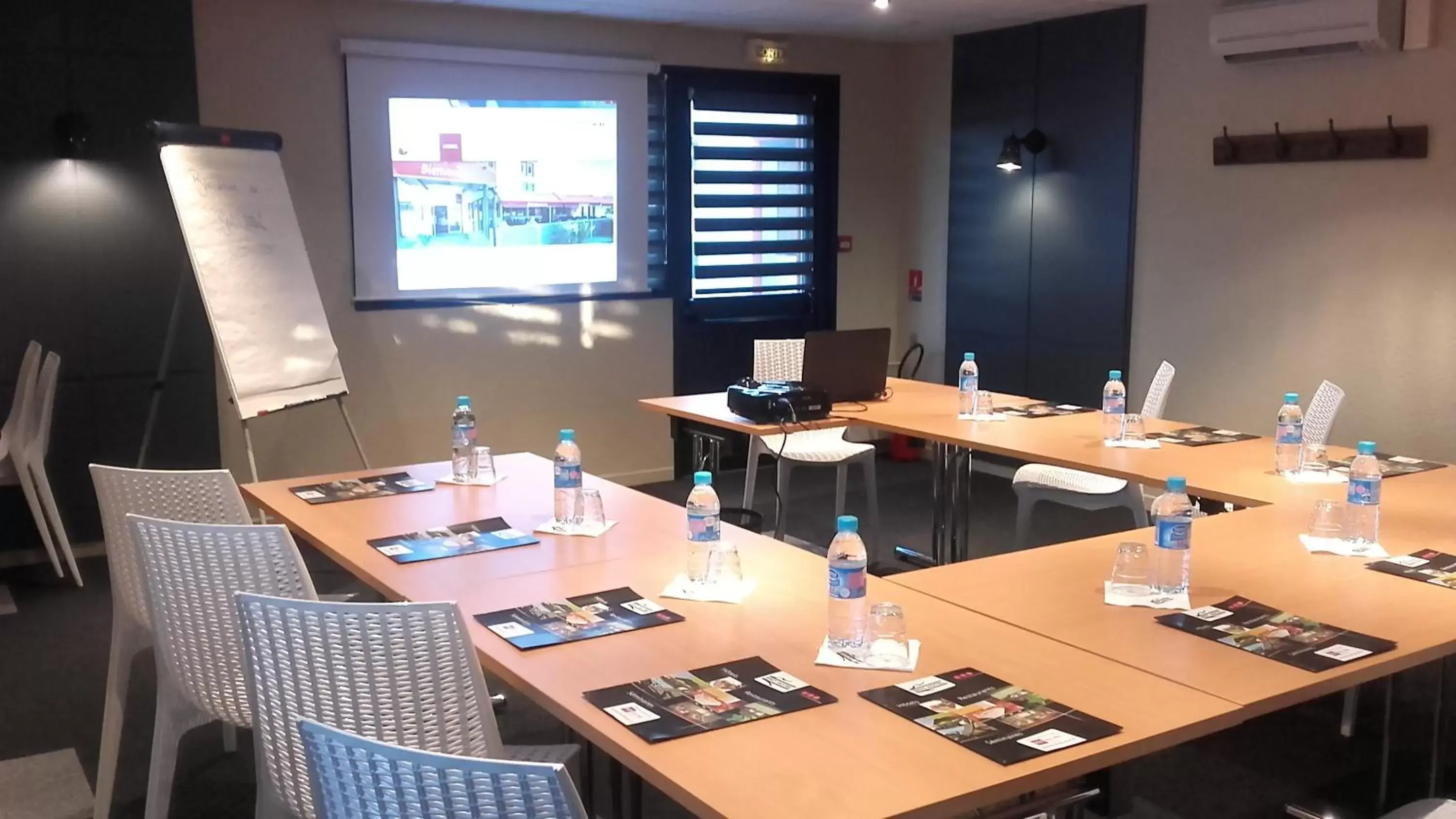 Meeting/conference room in Brit Hotel La Rochelle Périgny