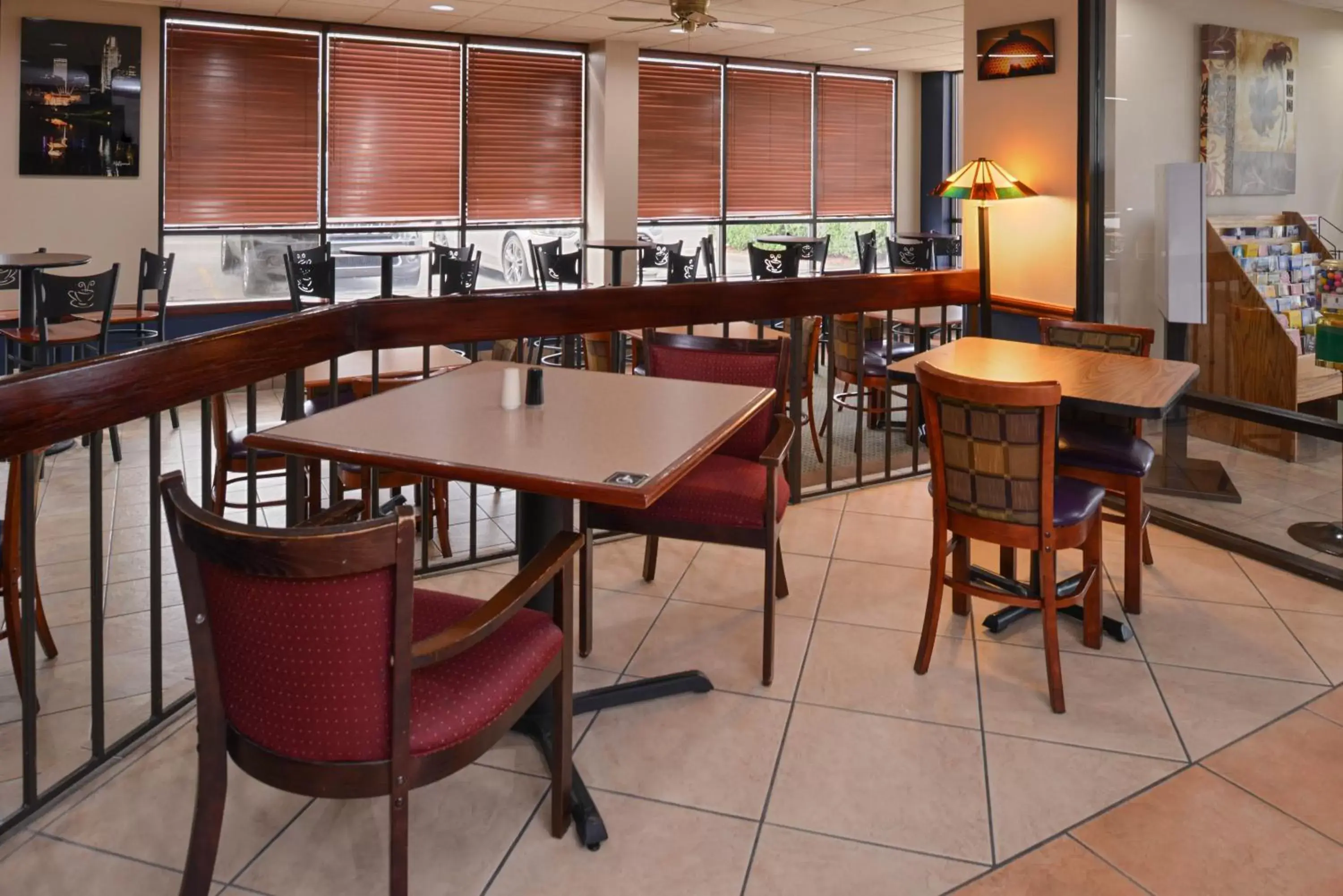 Seating area, Restaurant/Places to Eat in New Victorian Inn & Suites Omaha