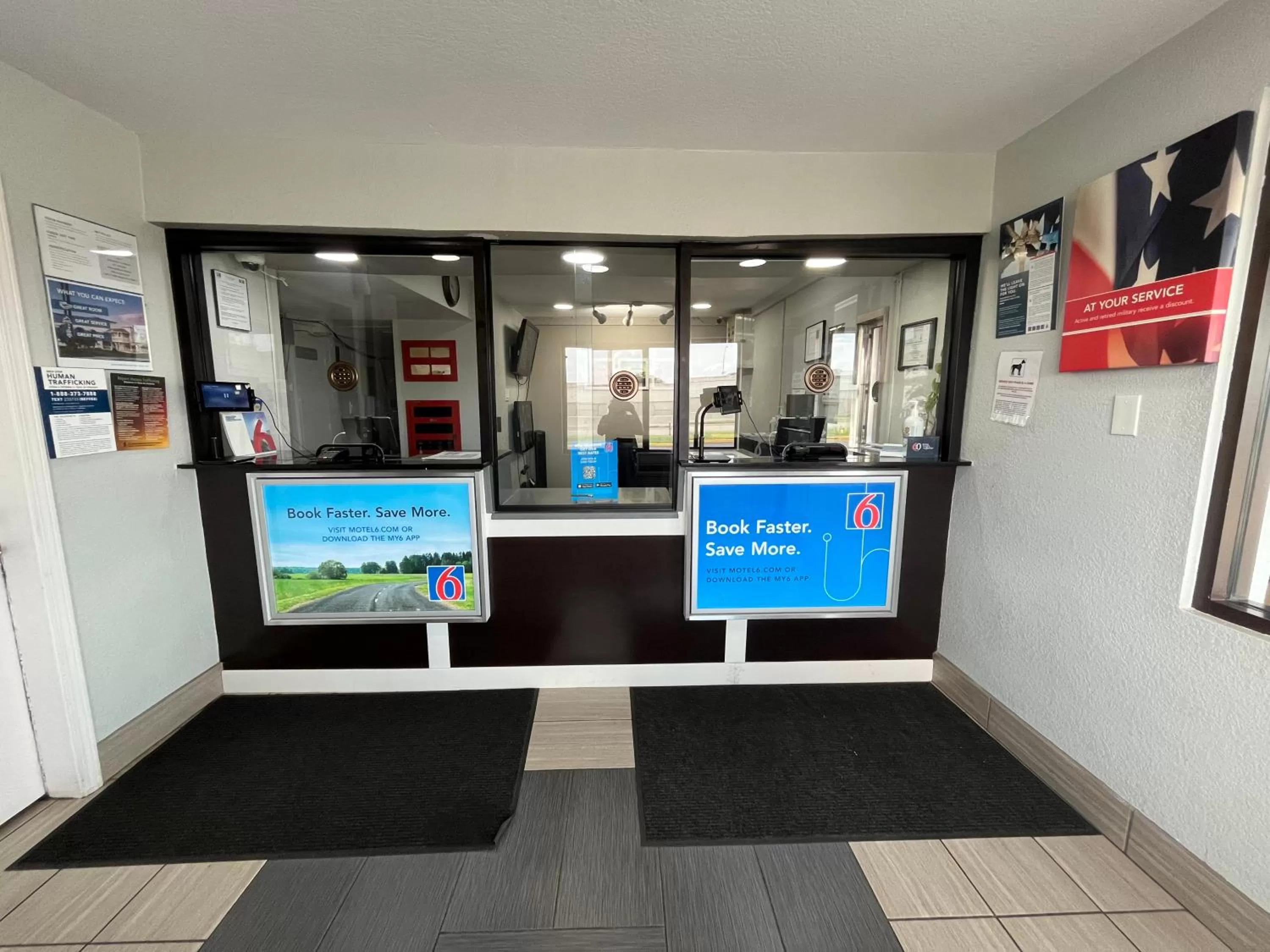 Lobby or reception in Motel 6-Wichita, KS - AIRPORT