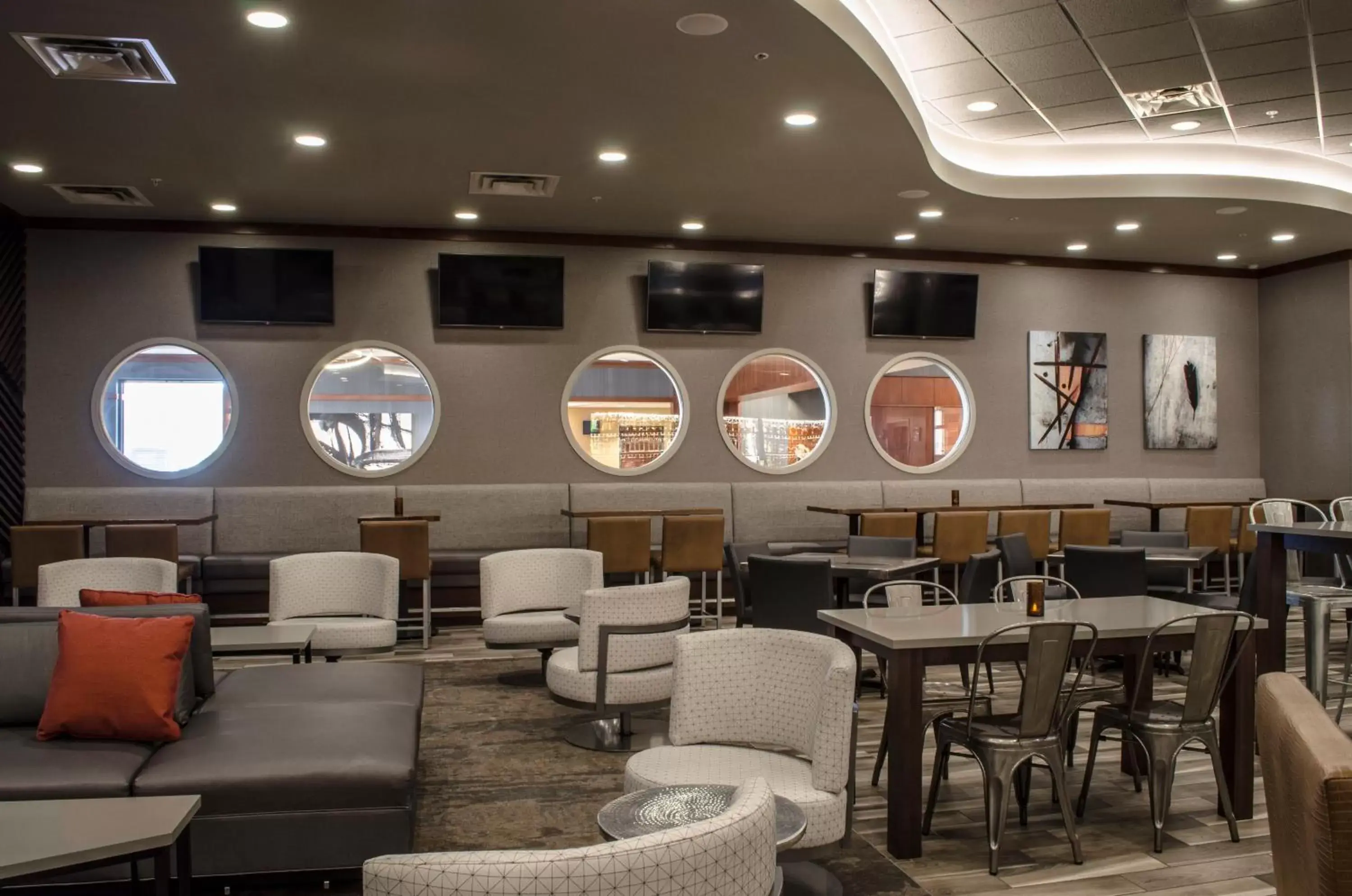 Lounge or bar, Lounge/Bar in Holiday Inn Fargo, an IHG Hotel