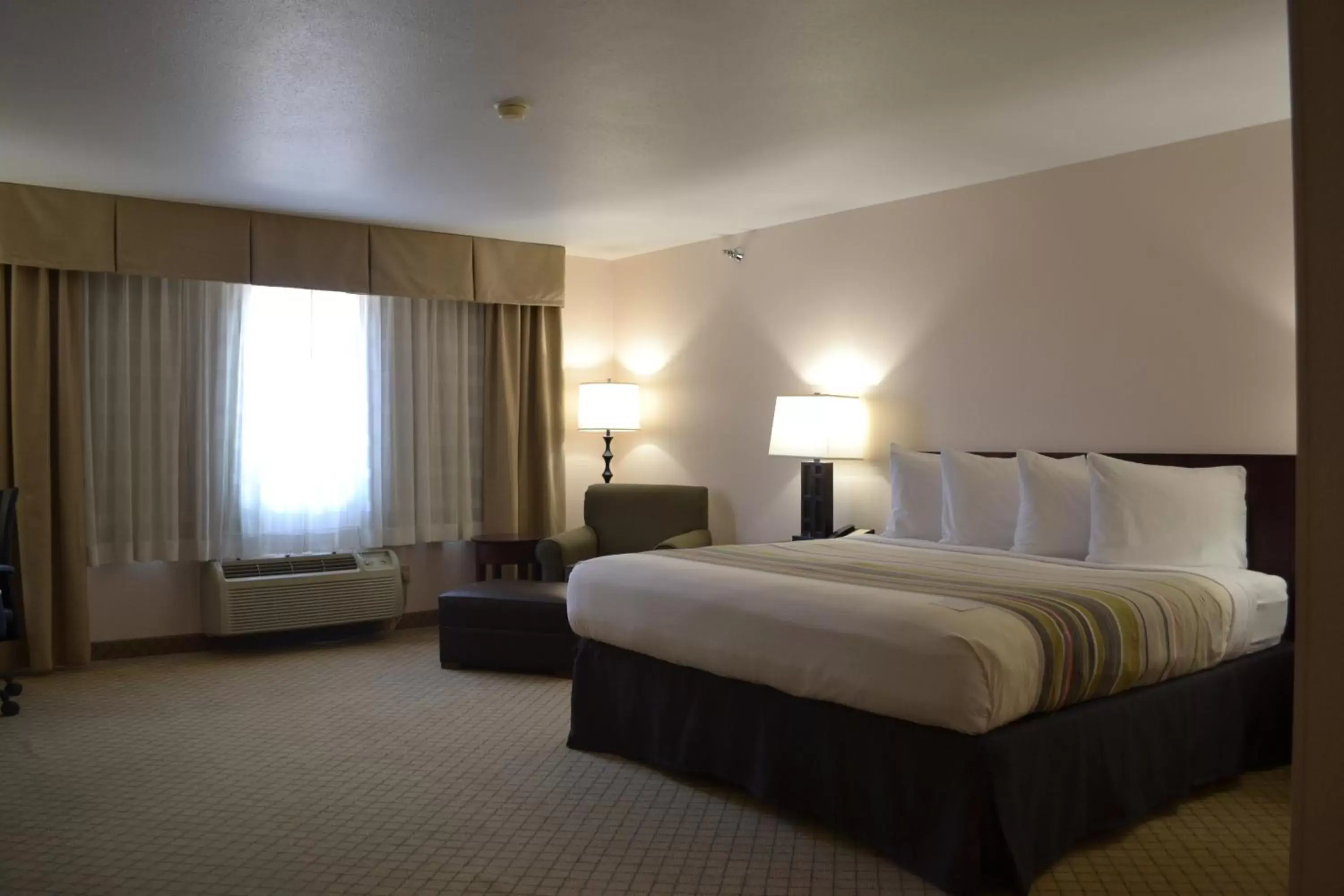 Bed in Country Inn & Suites by Radisson, Abingdon, VA