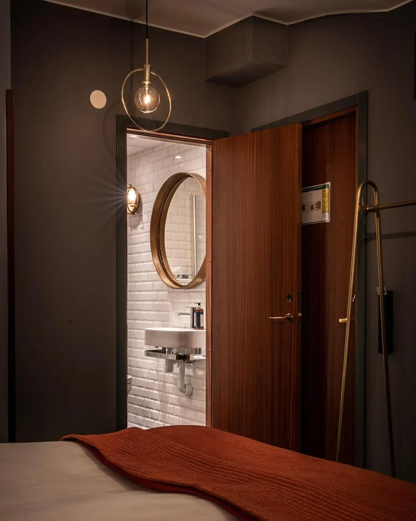 Bathroom, Bed in Collector's Lord Nelson Hotel