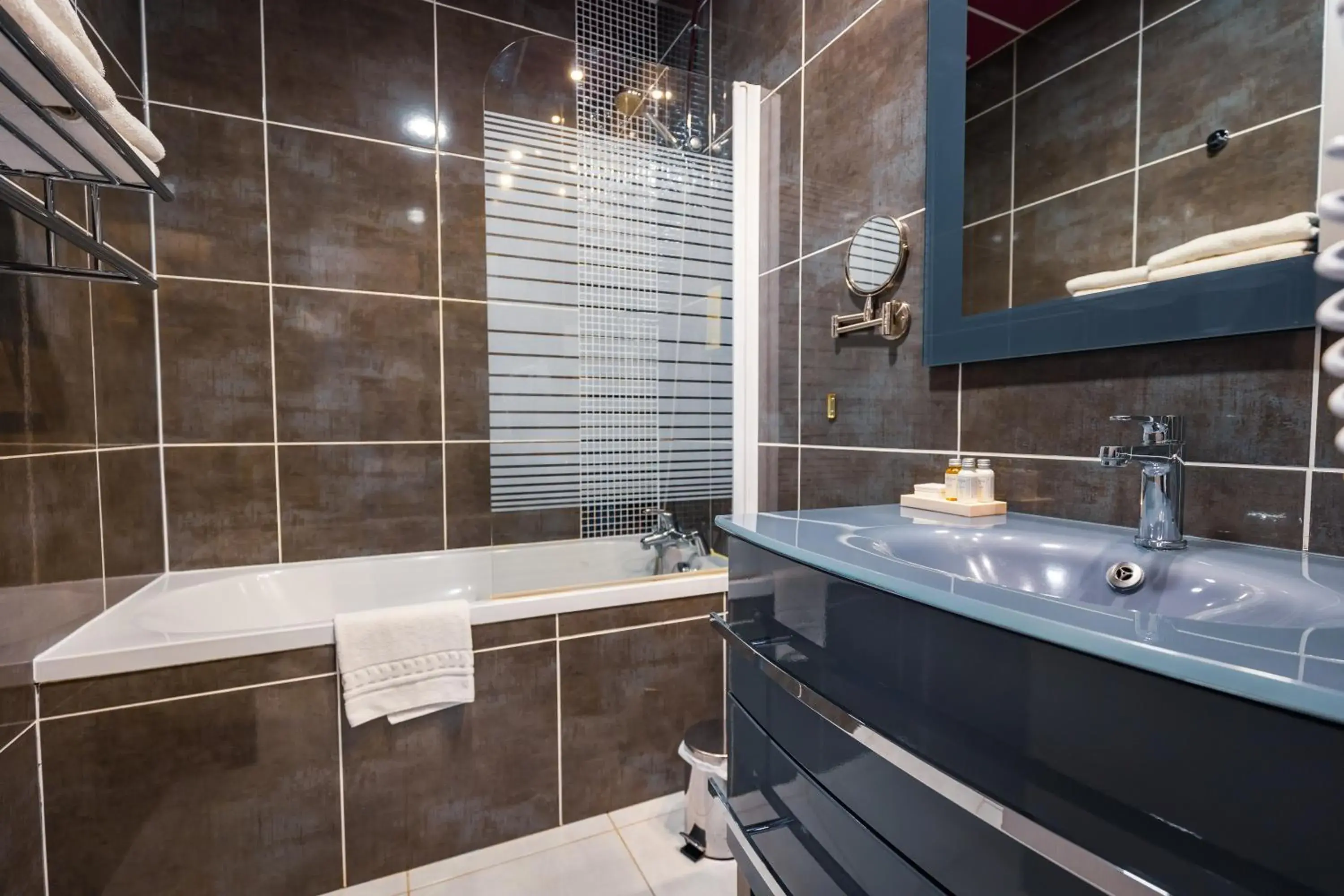 Bath, Bathroom in Grand Hotel du Luxembourg