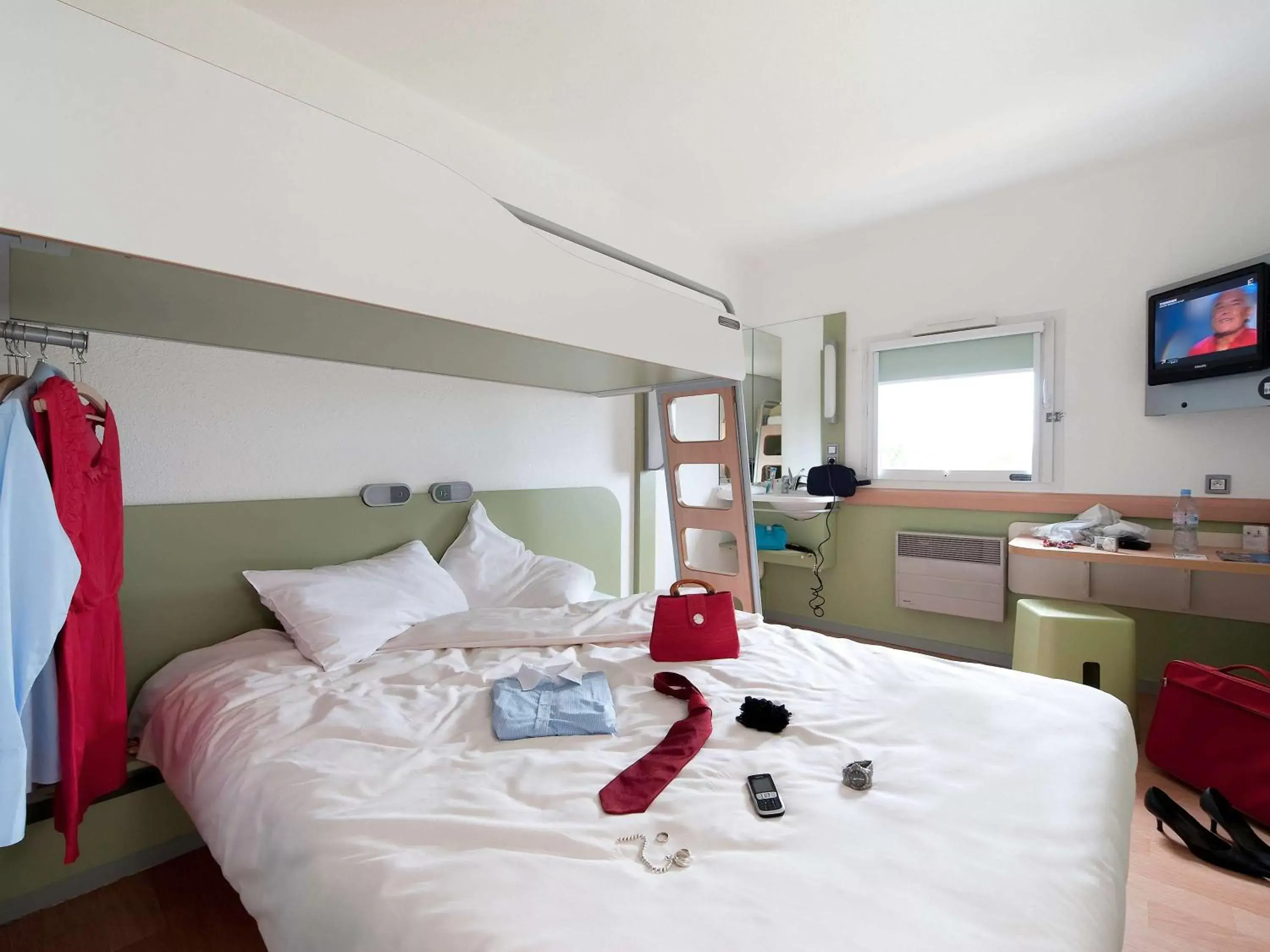 Photo of the whole room in ibis budget Poitiers Sud