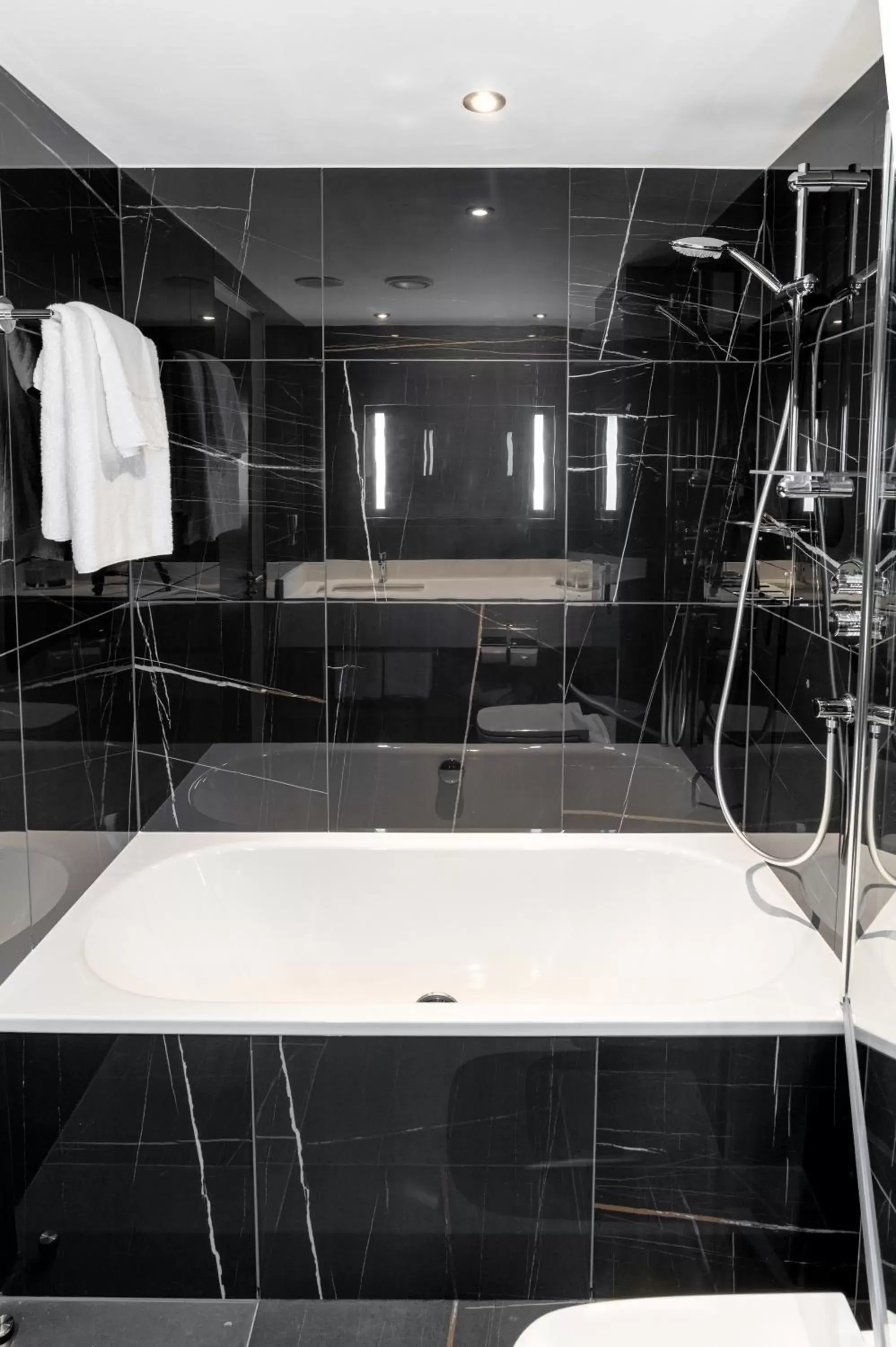 Bathroom in Sofitel London Gatwick