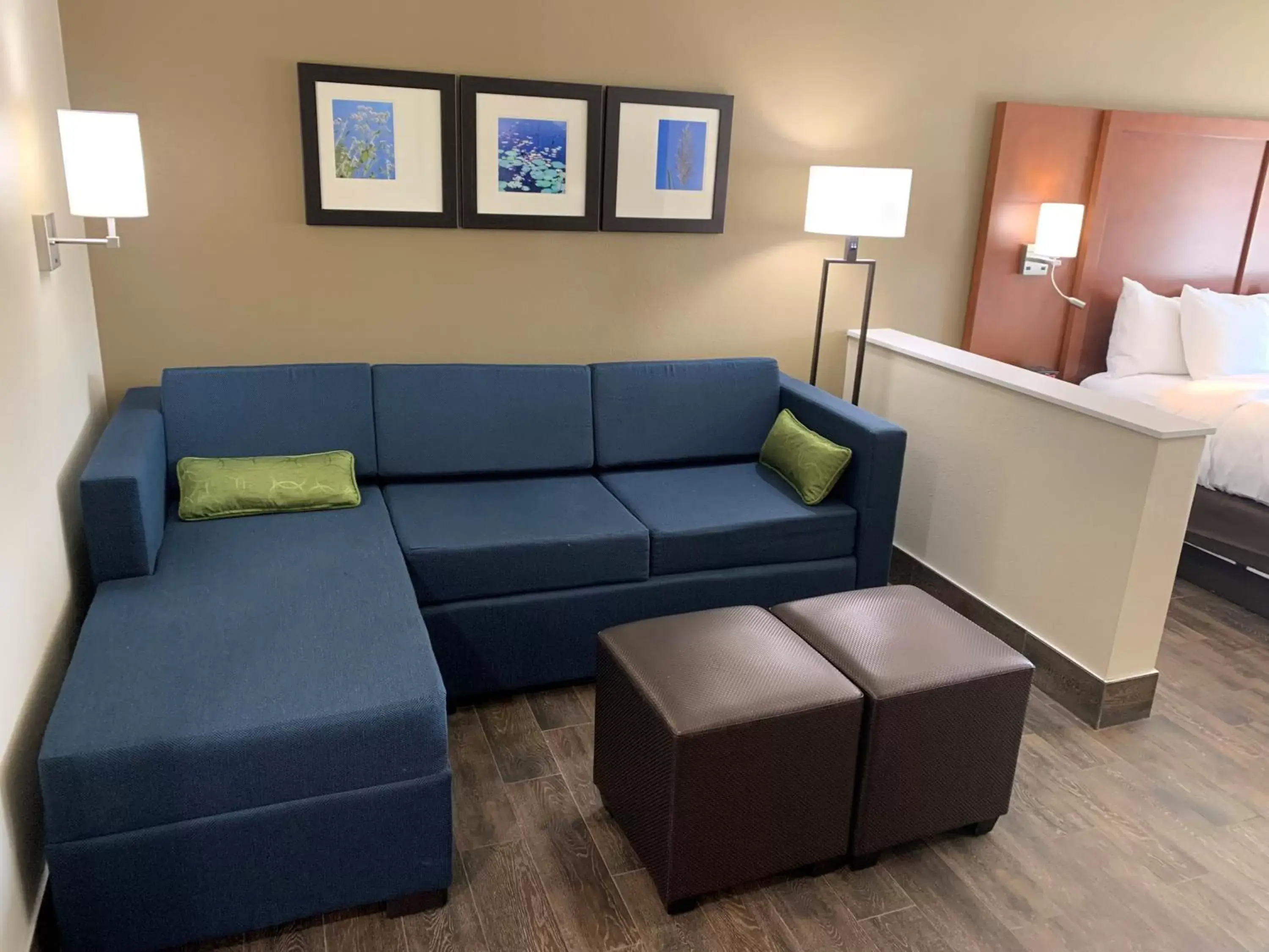 Seating Area in Comfort Suites West Monroe near Ike Hamilton Expo Center