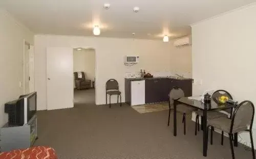 Photo of the whole room, Kitchen/Kitchenette in Best Western BKs Pioneer Motor Lodge