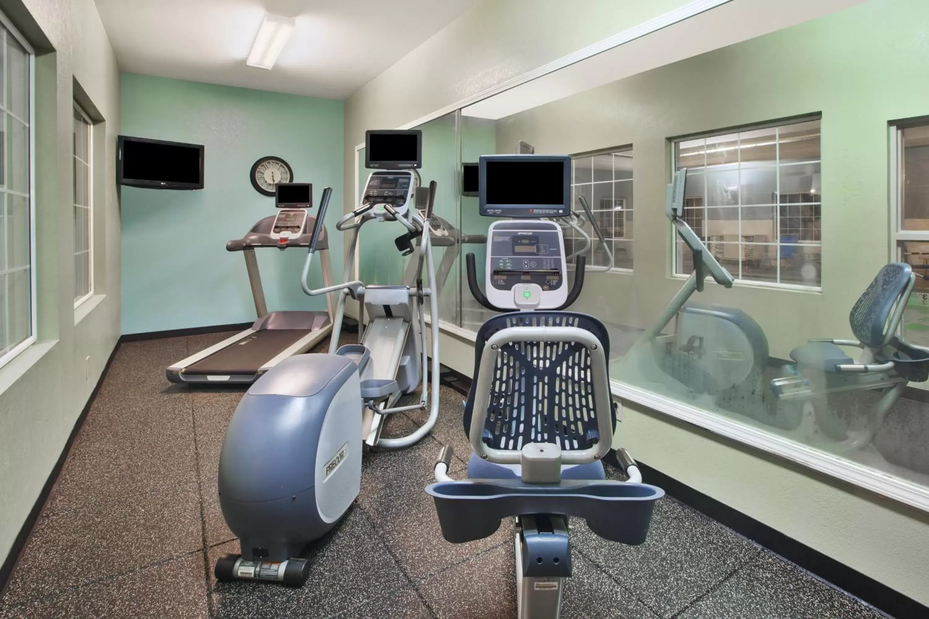 Fitness centre/facilities, Fitness Center/Facilities in Holiday Inn Express Hotel & Suites Manchester Conference Center, an IHG Hotel