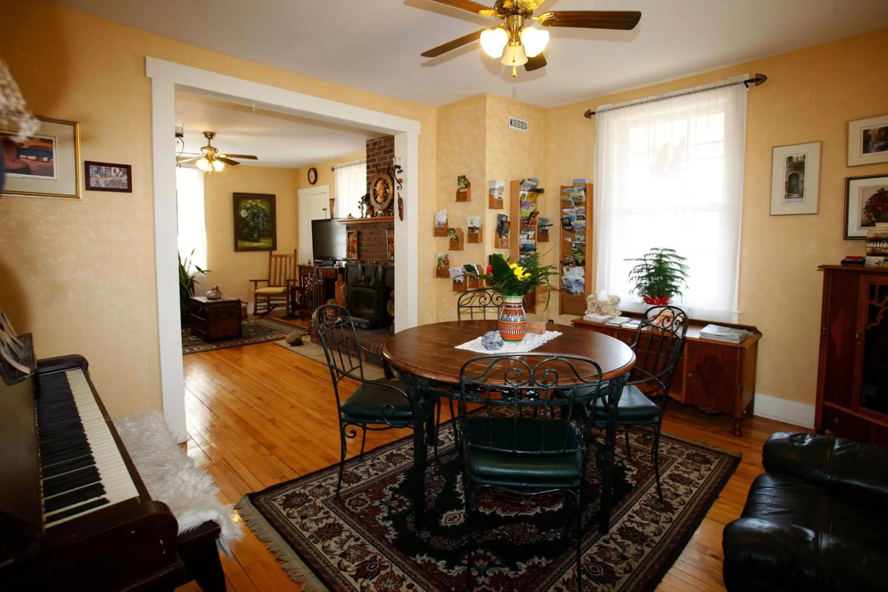 Living room, Dining Area in À Amour et Amitié