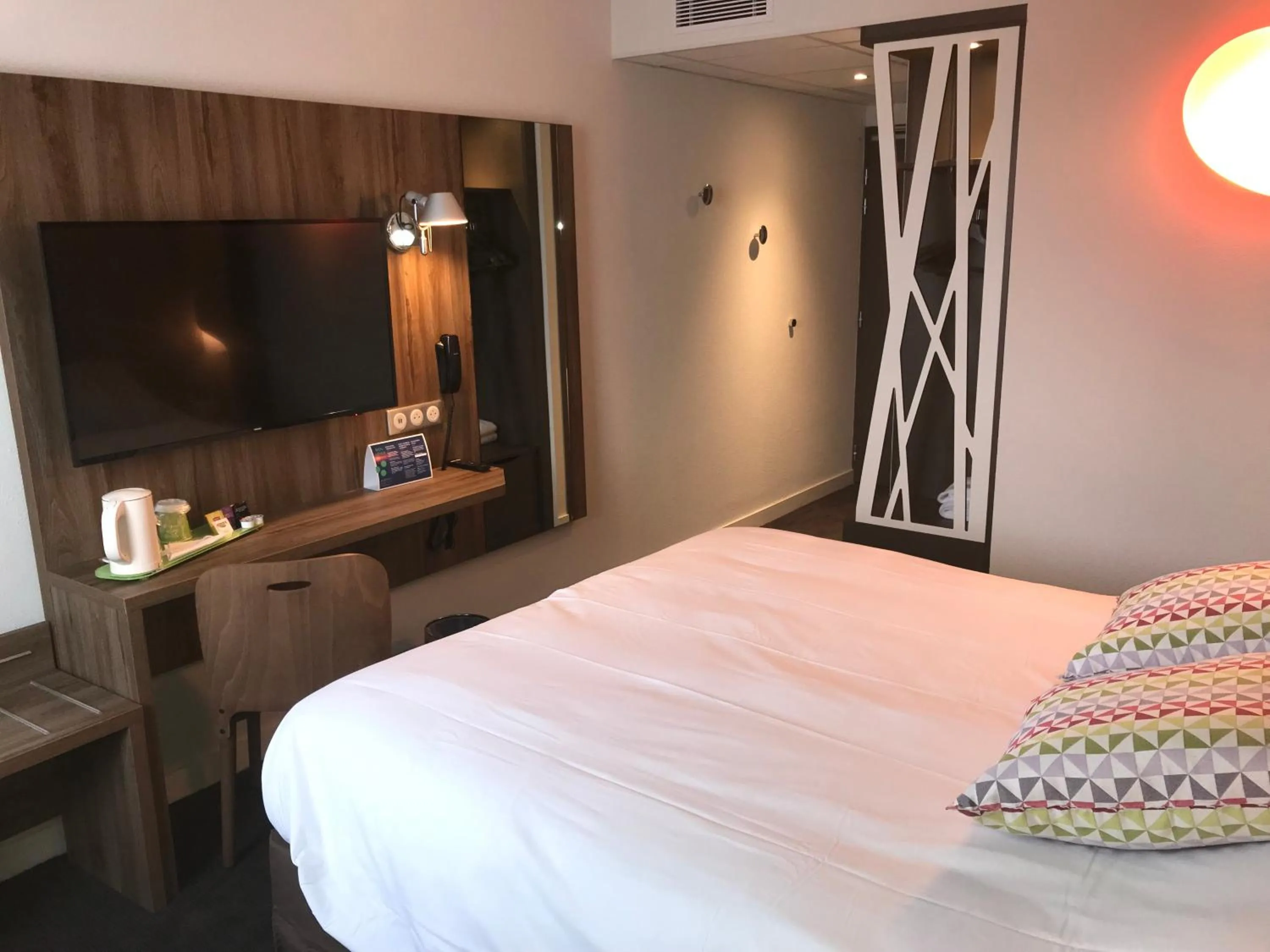 Bedroom, Bed in Campanile Annemasse Est Findrol CHAL