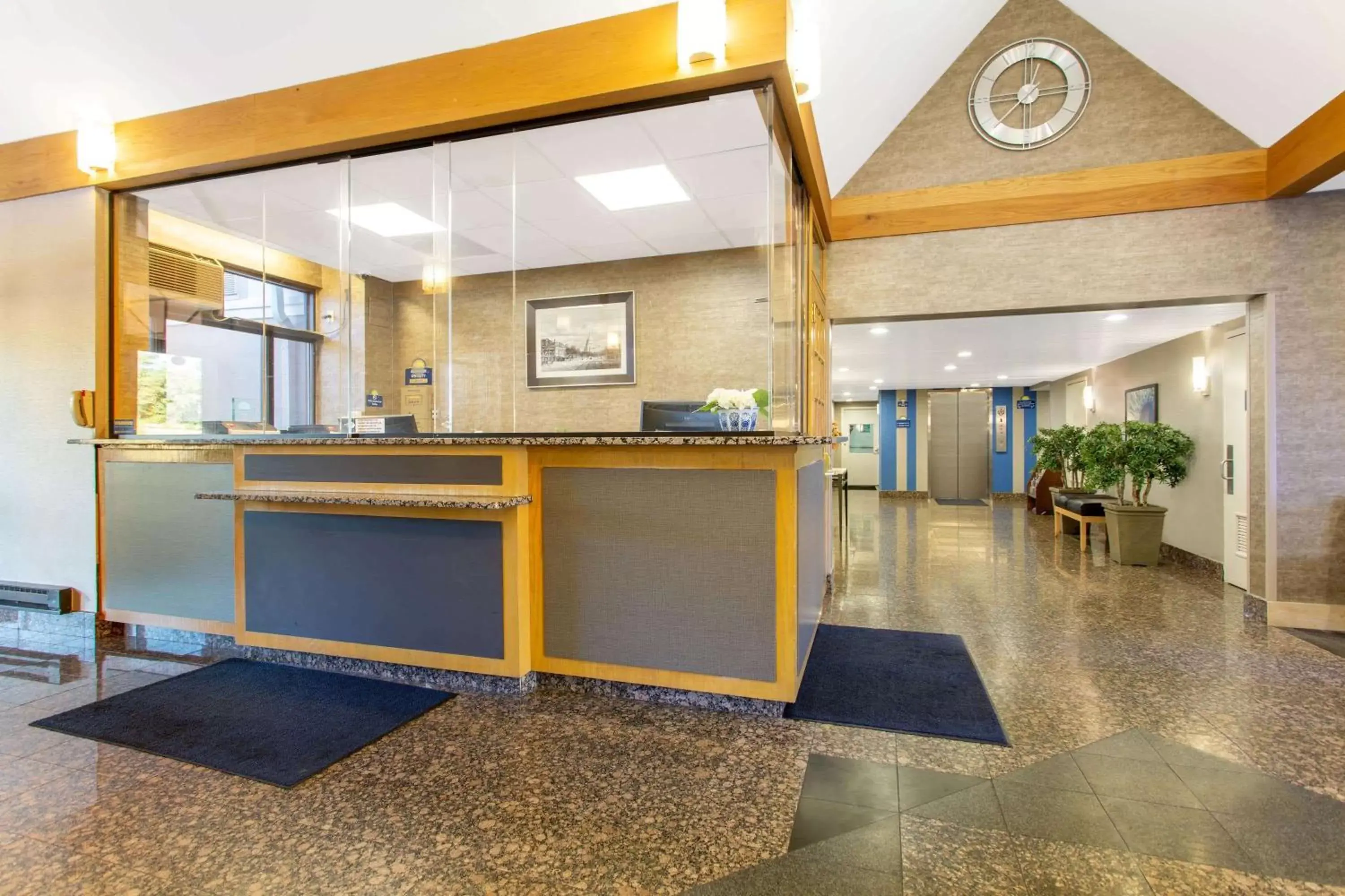 Lobby or reception, Lobby/Reception in Days Inn by Wyndham Lanham Washington DC