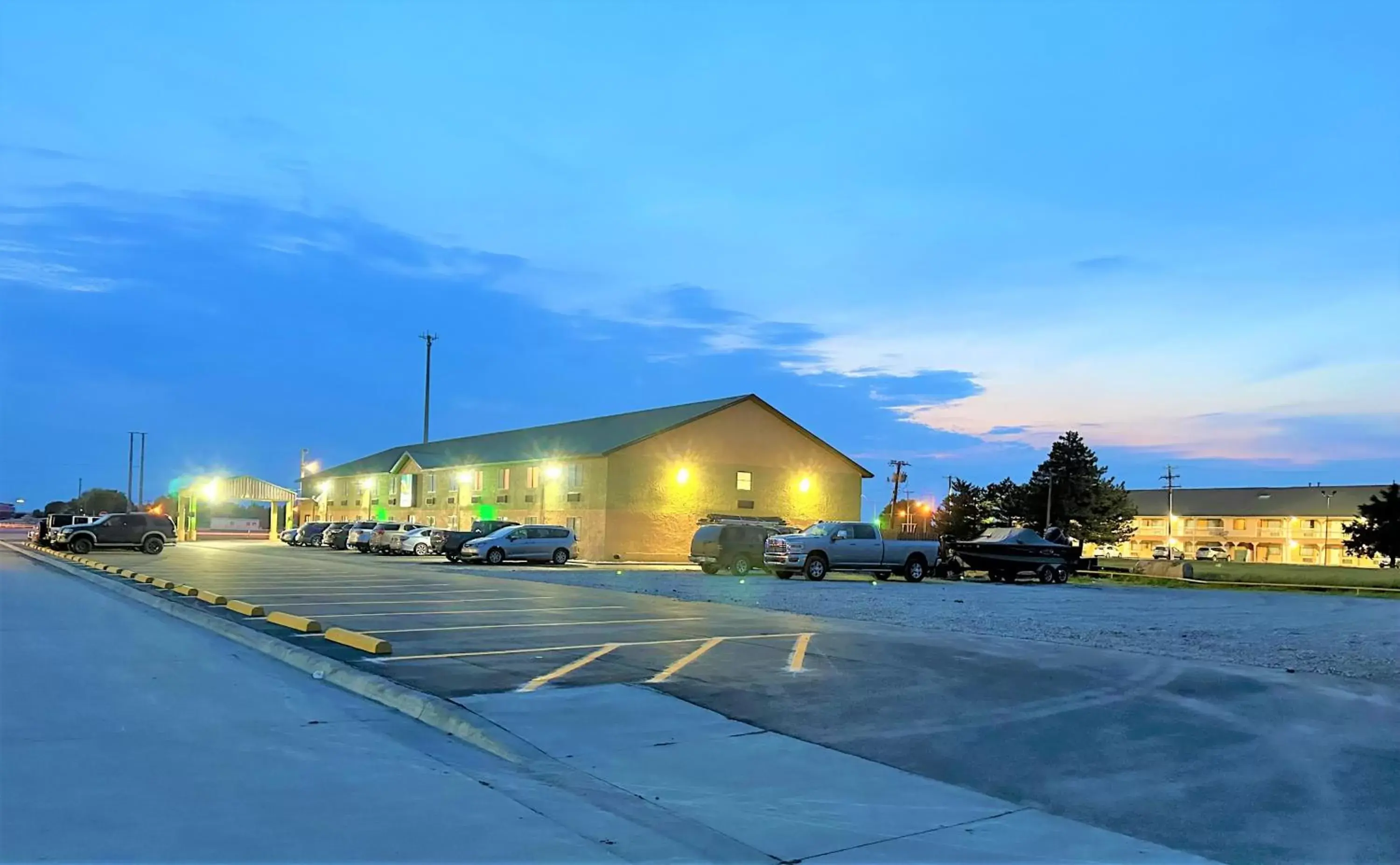 Parking, Property Building in Quality Inn