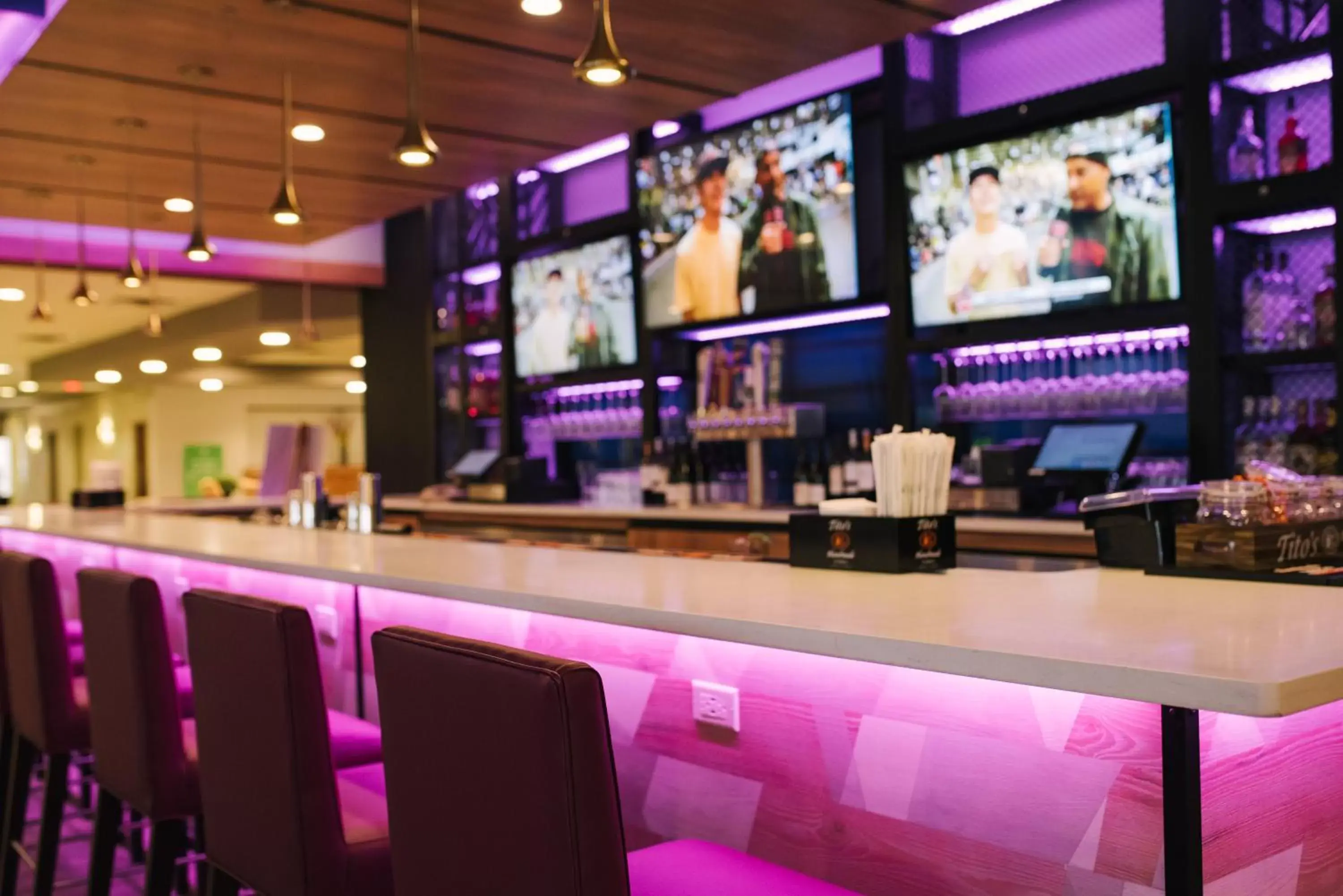Lounge or bar, Restaurant/Places to Eat in Holiday Inn Philadelphia-Cherry Hill, an IHG Hotel