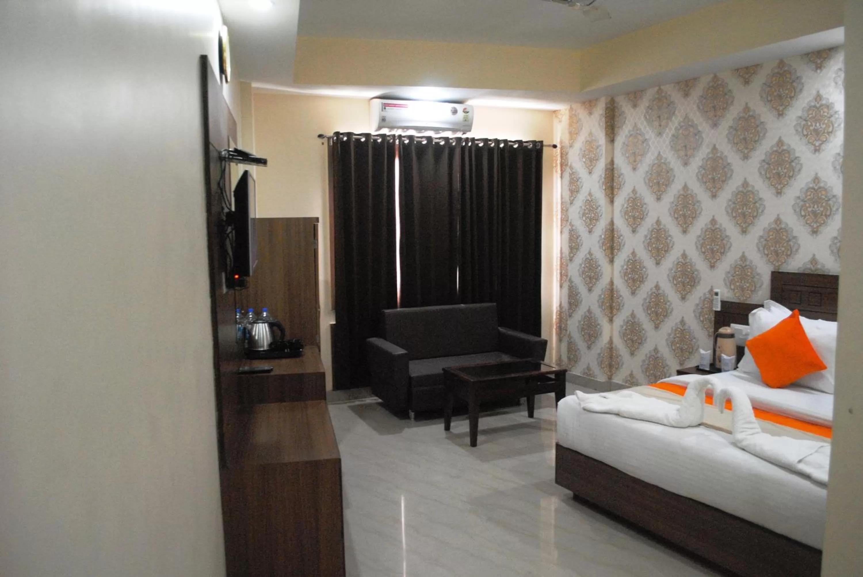 Living room, Bed in Hotel The Vaishno Devi Hills