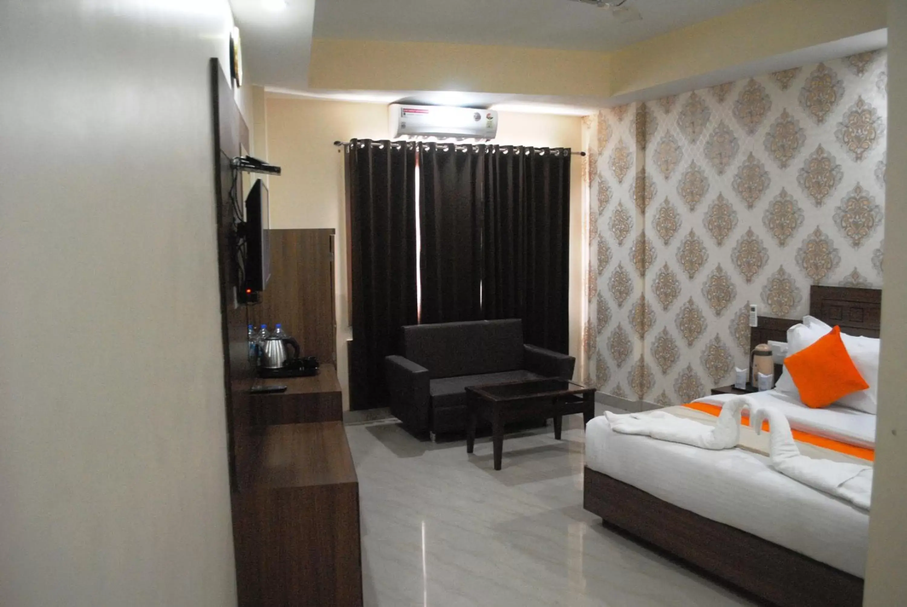 Living room, Bed in Hotel The Vaishno Devi Hills Living room, Bed in Hotel The Vaishno Devi Hills