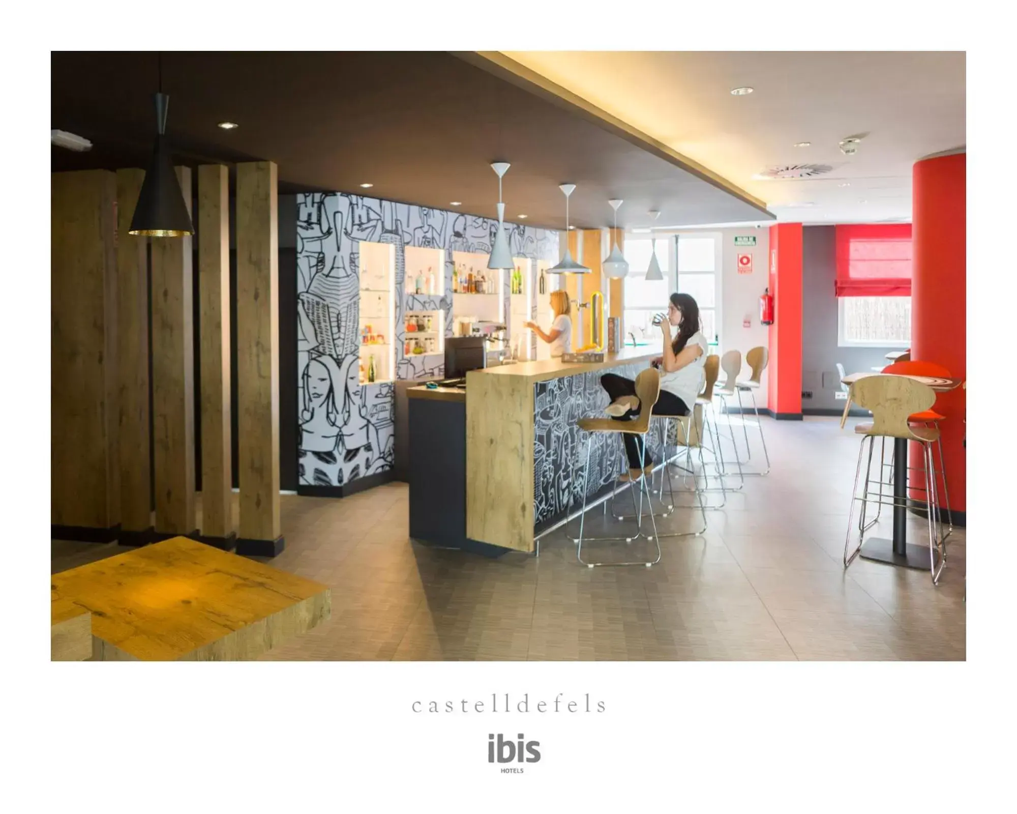 Lounge or bar in Ibis Barcelona Castelldefels