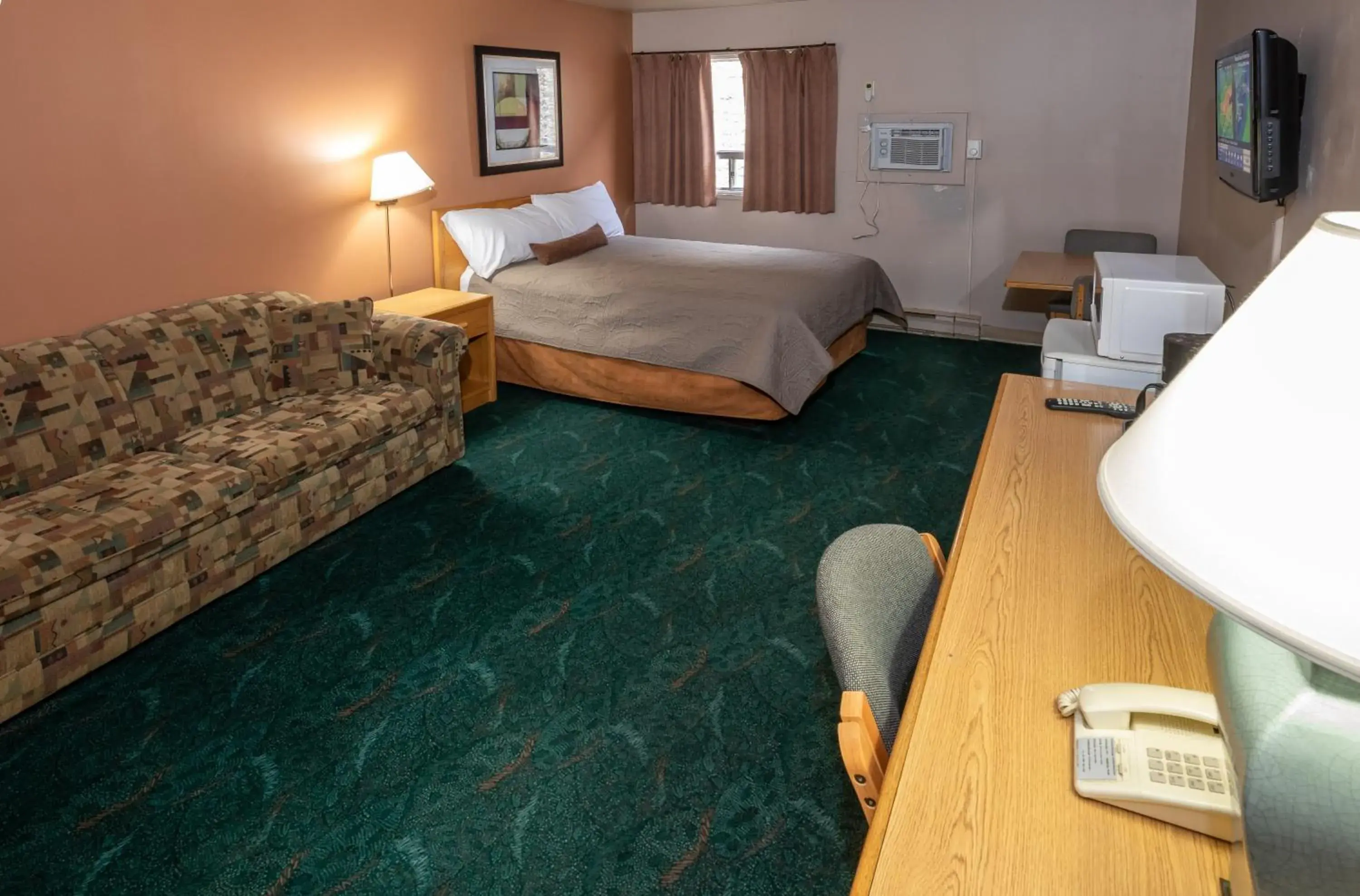 Photo of the whole room, Bed in Keystone Motor Inn