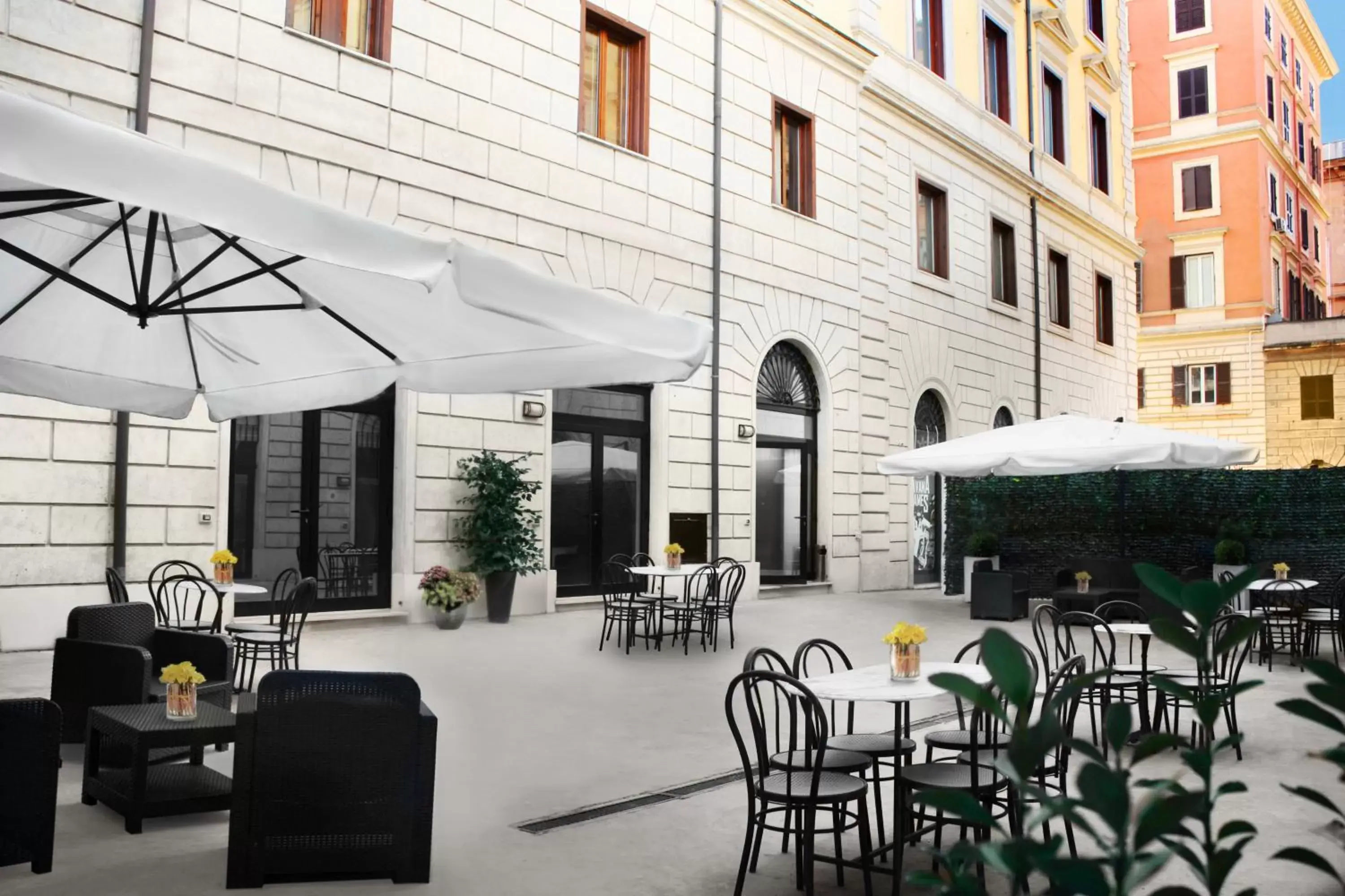 Patio, Restaurant/Places to Eat in Roma Resort Termini