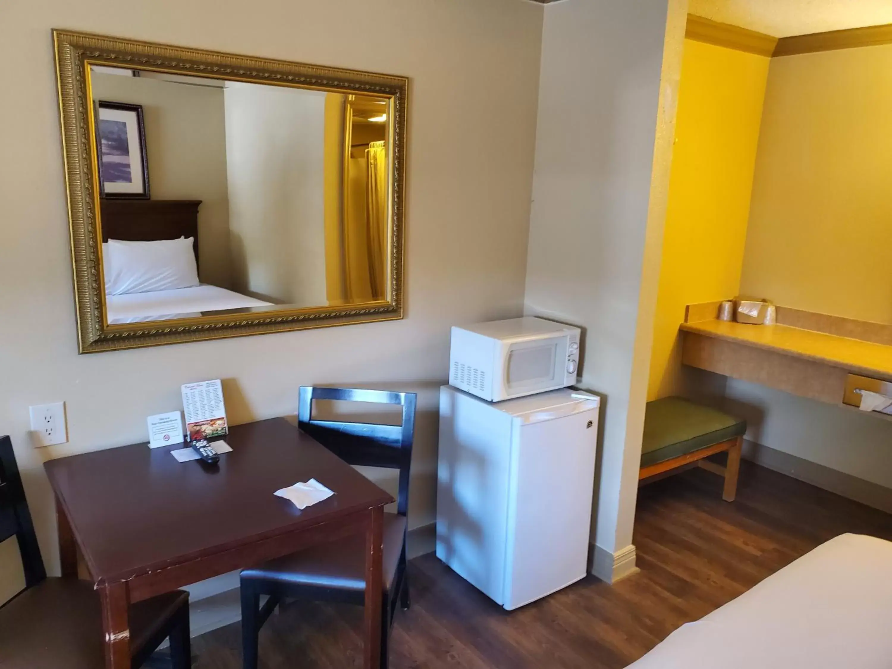 Seating area, Bathroom in Colonial House Motel