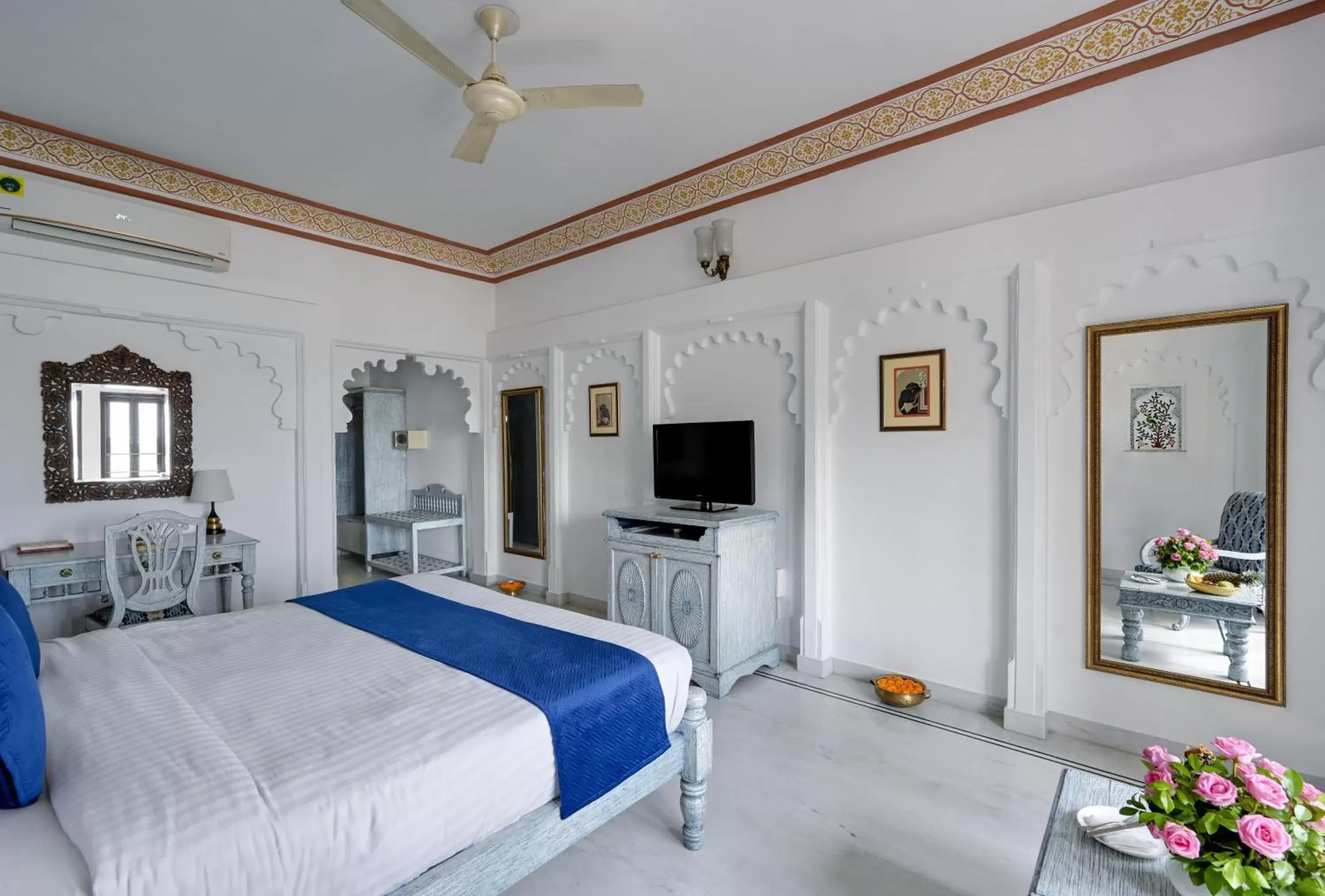 Bed in Swaroop Vilas - Lake Facing Boutique Hotel