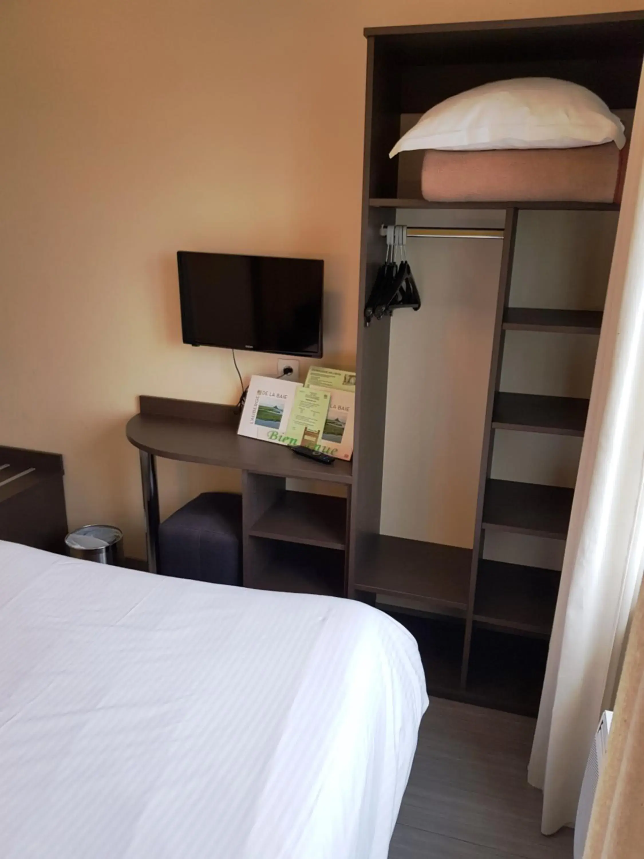 TV and multimedia, Bed in Hotel Auberge De La Baie
