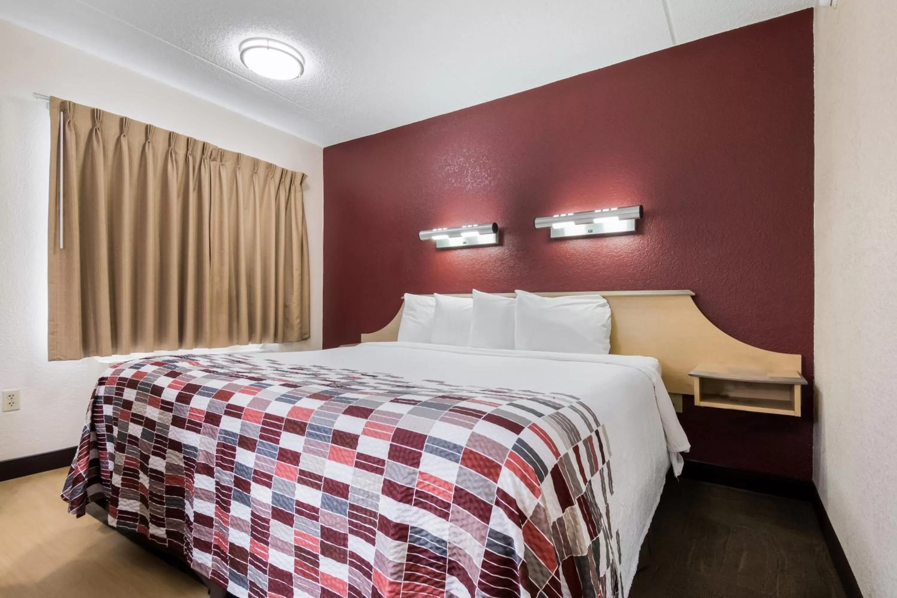 Photo of the whole room, Bed in Red Roof Inn Laredo