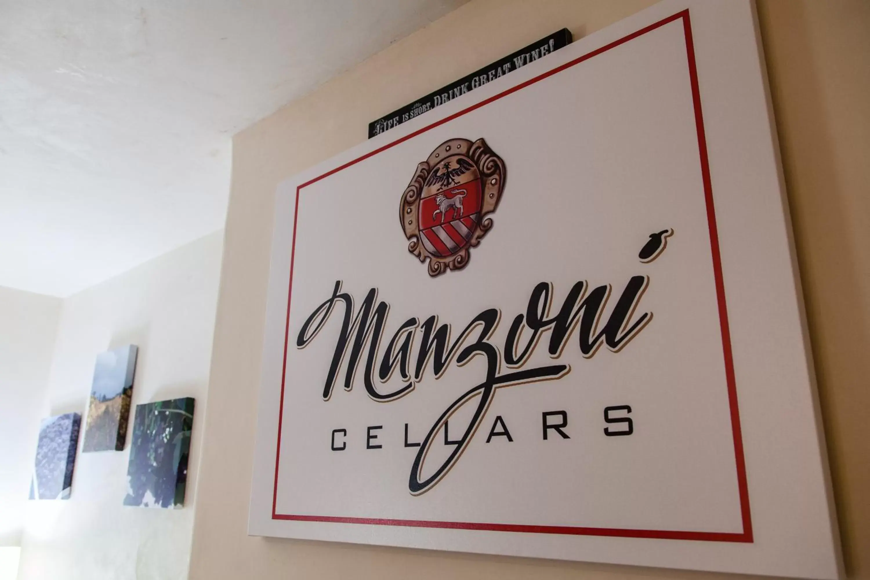 Lounge or bar in The Vendange Carmel Inn & Suites Lounge or bar in The Vendange Carmel Inn & Suites