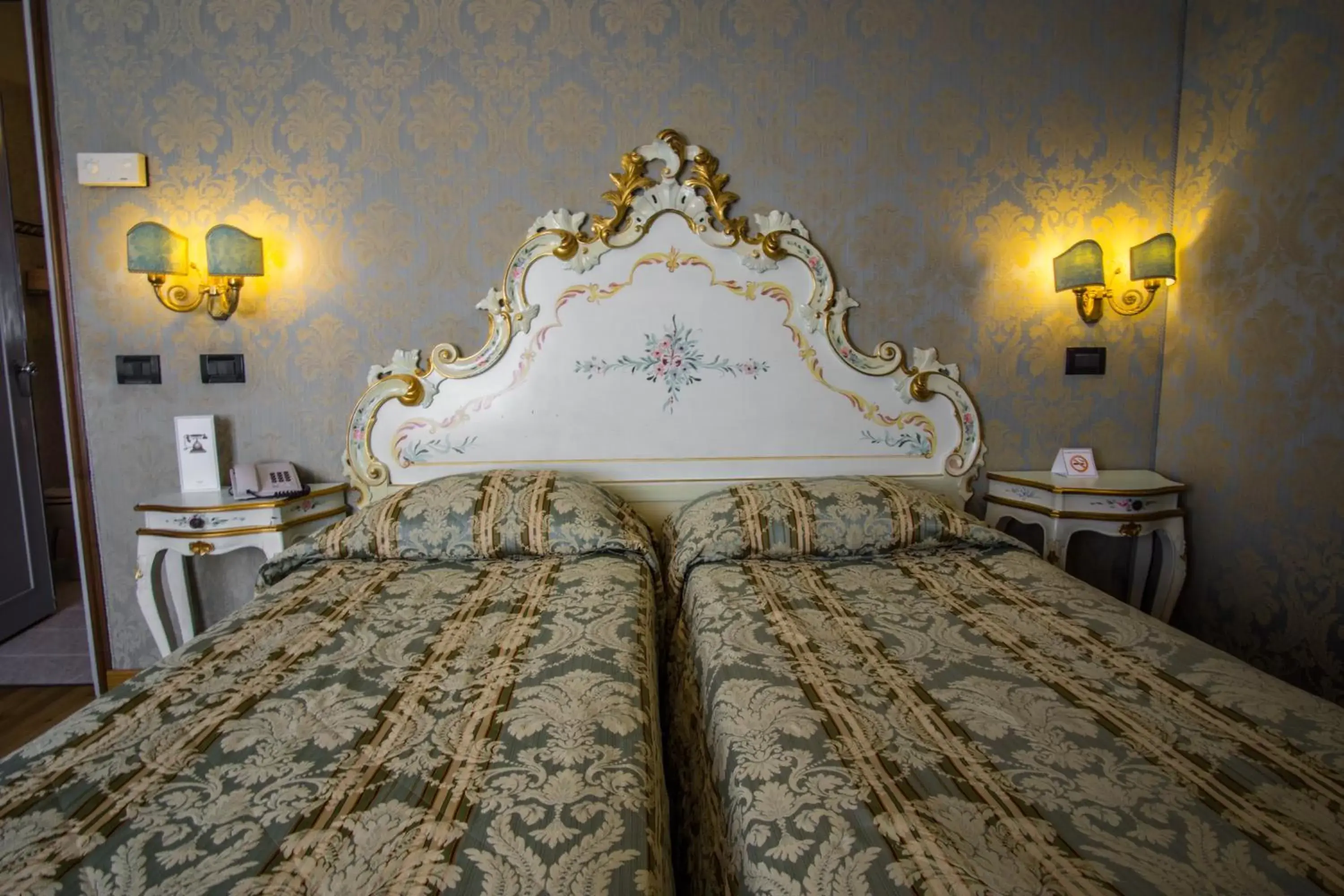 Bed in Hotel Carlton On The Grand Canal