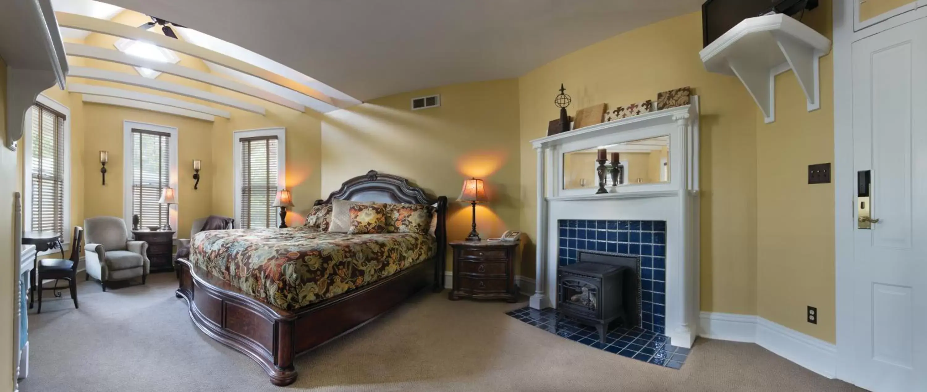 King Room - Non-Smoking in Grant Street Inn - Bloomington King Room - Non-Smoking in Grant Street Inn - Bloomington