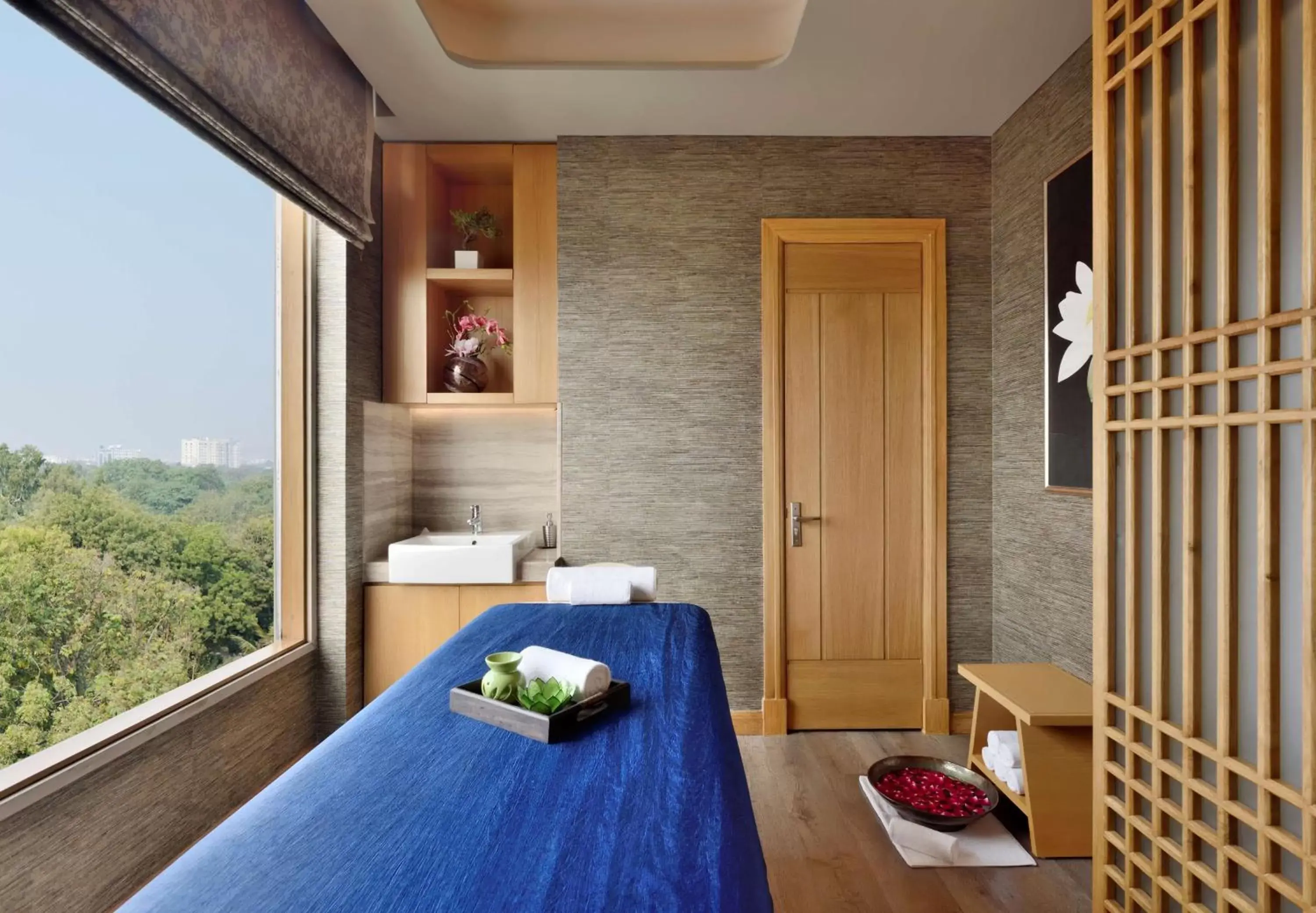 Spa and wellness centre/facilities, Bed in Radisson Noida Spa and wellness centre/facilities, Bed in Radisson Noida