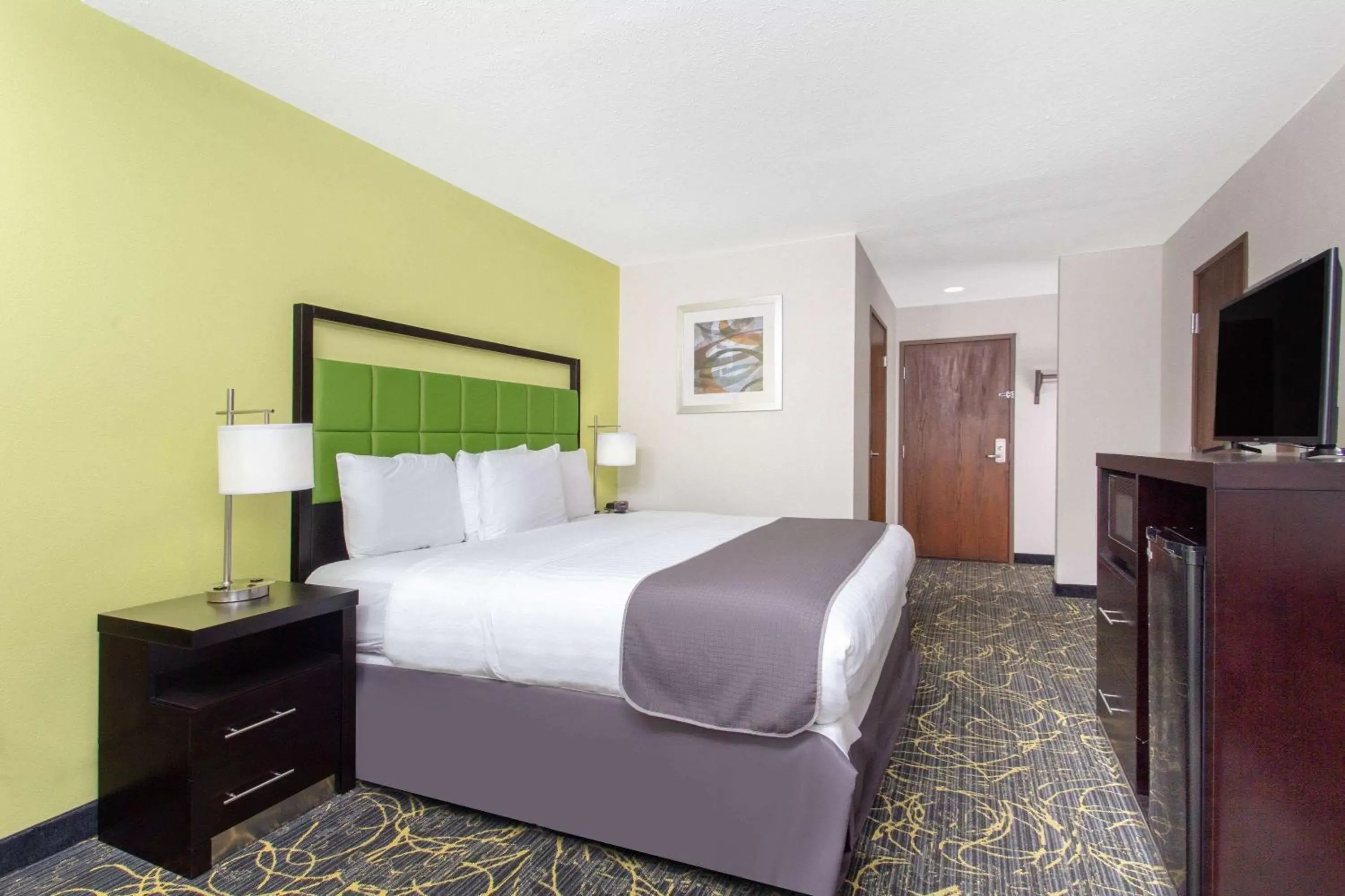 Photo of the whole room, Bed in AmericInn by Wyndham Delafield