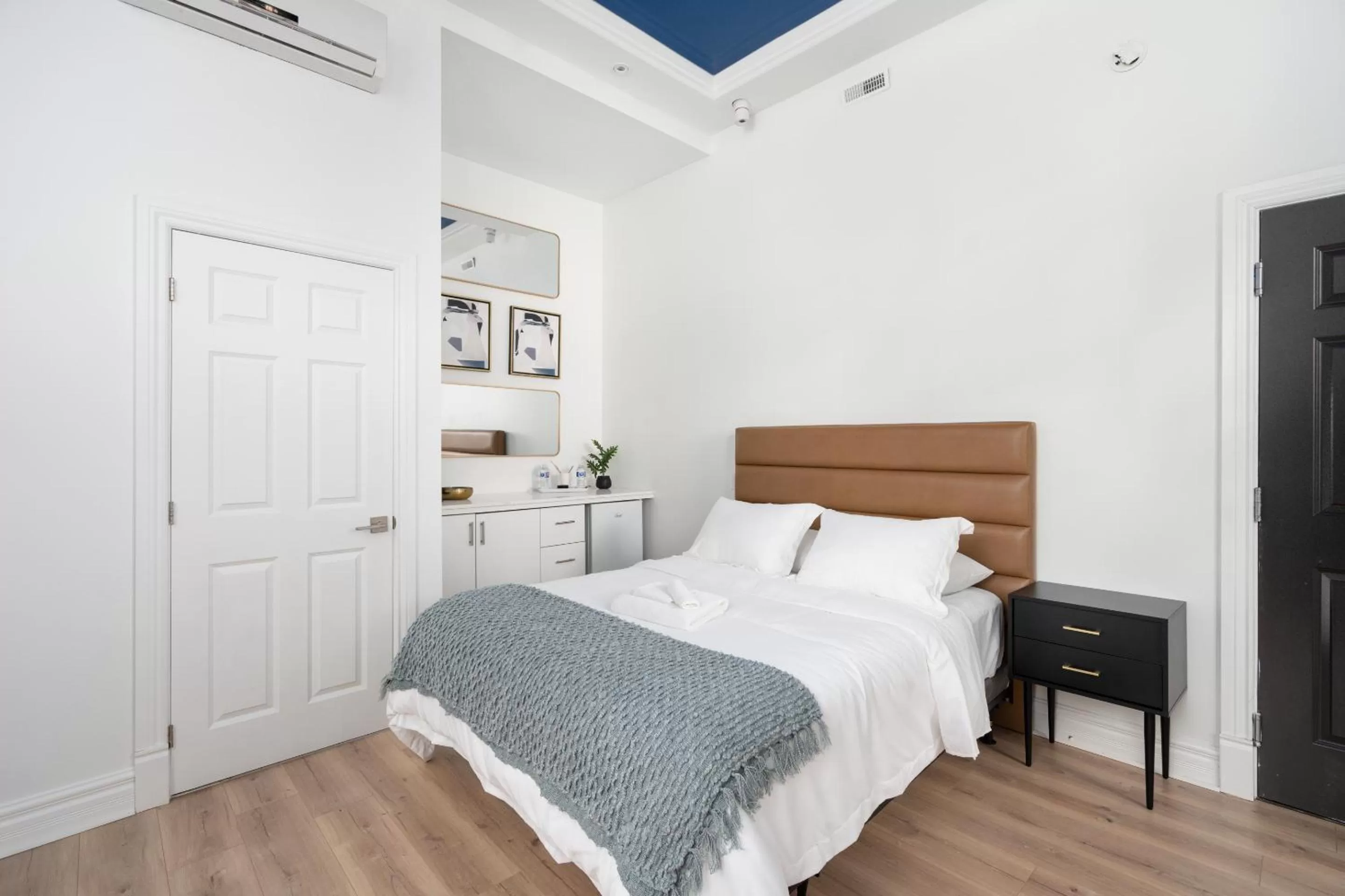 Bed in Le Penfield Par Nomade MTL