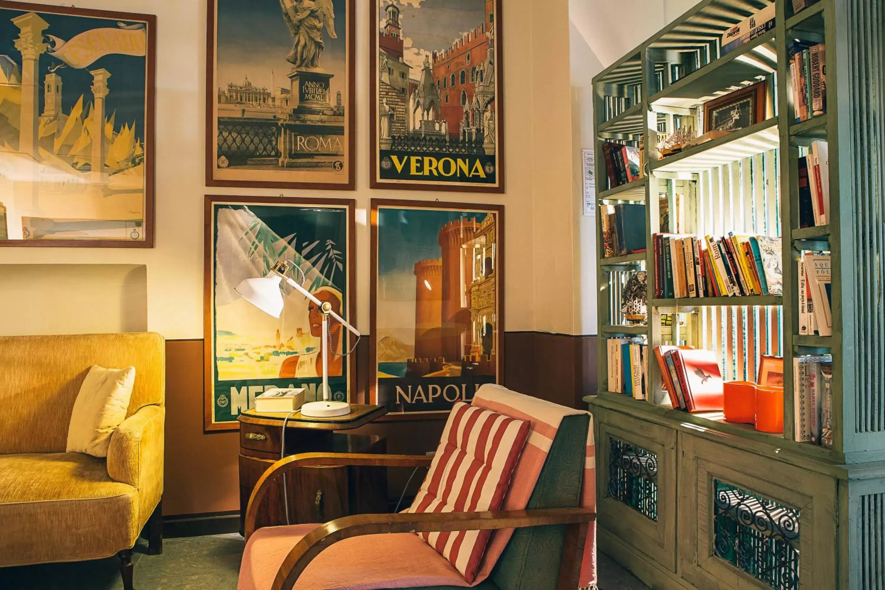 Library in Hotel Sirenetta