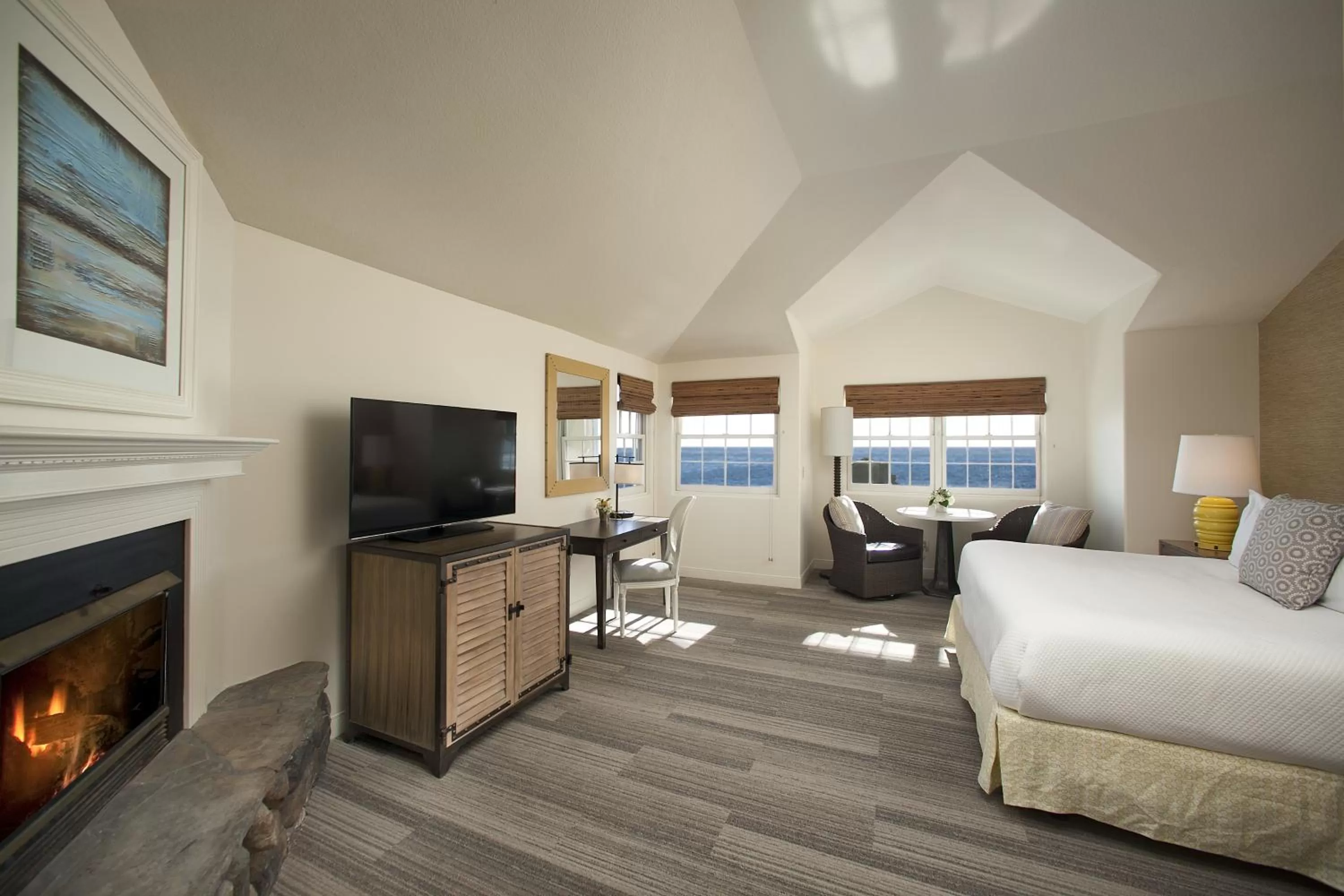 Photo of the whole room, Bed in Fogcatcher Inn